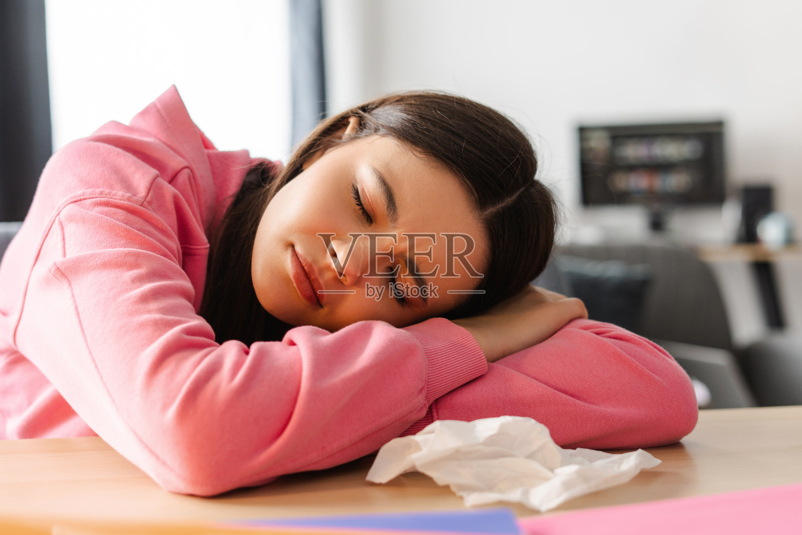 少女独自在家伤心哭泣照片摄影图片