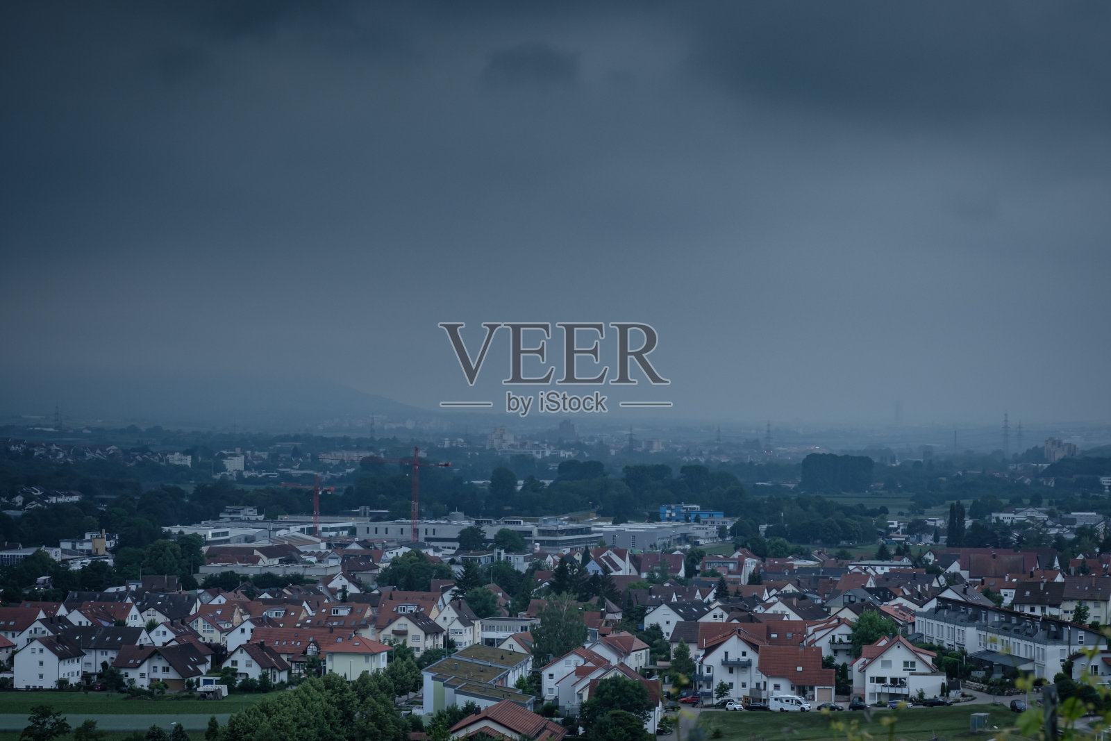 乌云笼罩着一个德国村庄照片摄影图片