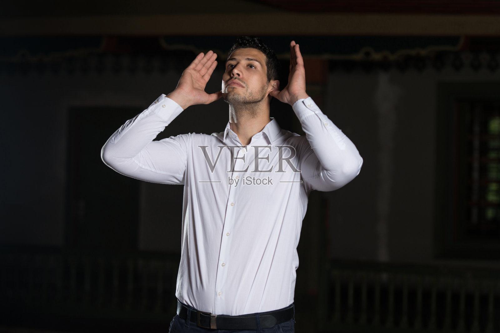 年轻穆斯林男子祈祷照片摄影图片