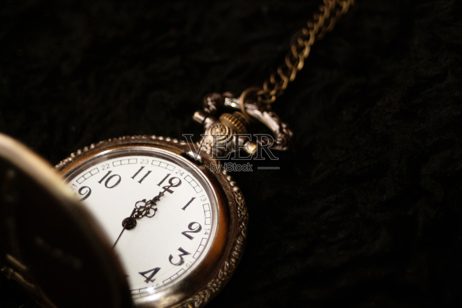 黑色背景的复古时钟。老式手表显示十二。关闭了。新年倒计时钟照片摄影图片