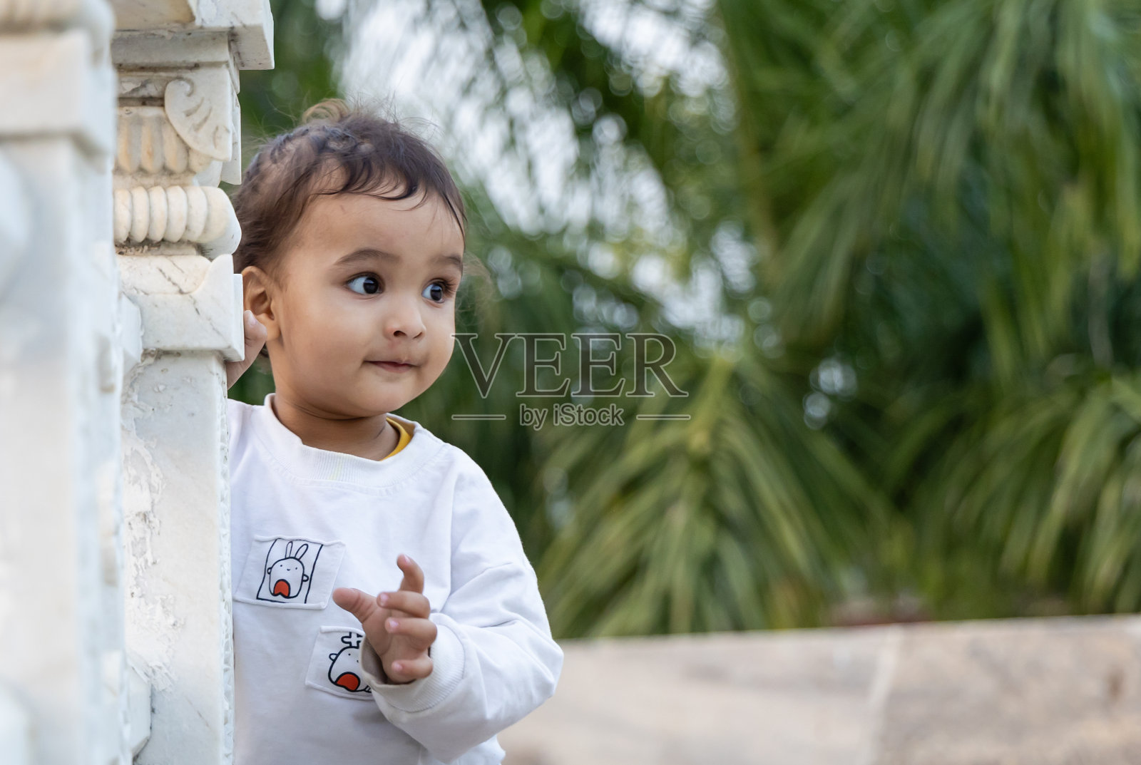 可爱的幼儿天真的肖像在寺庙庭院在白天从独特的视角照片摄影图片