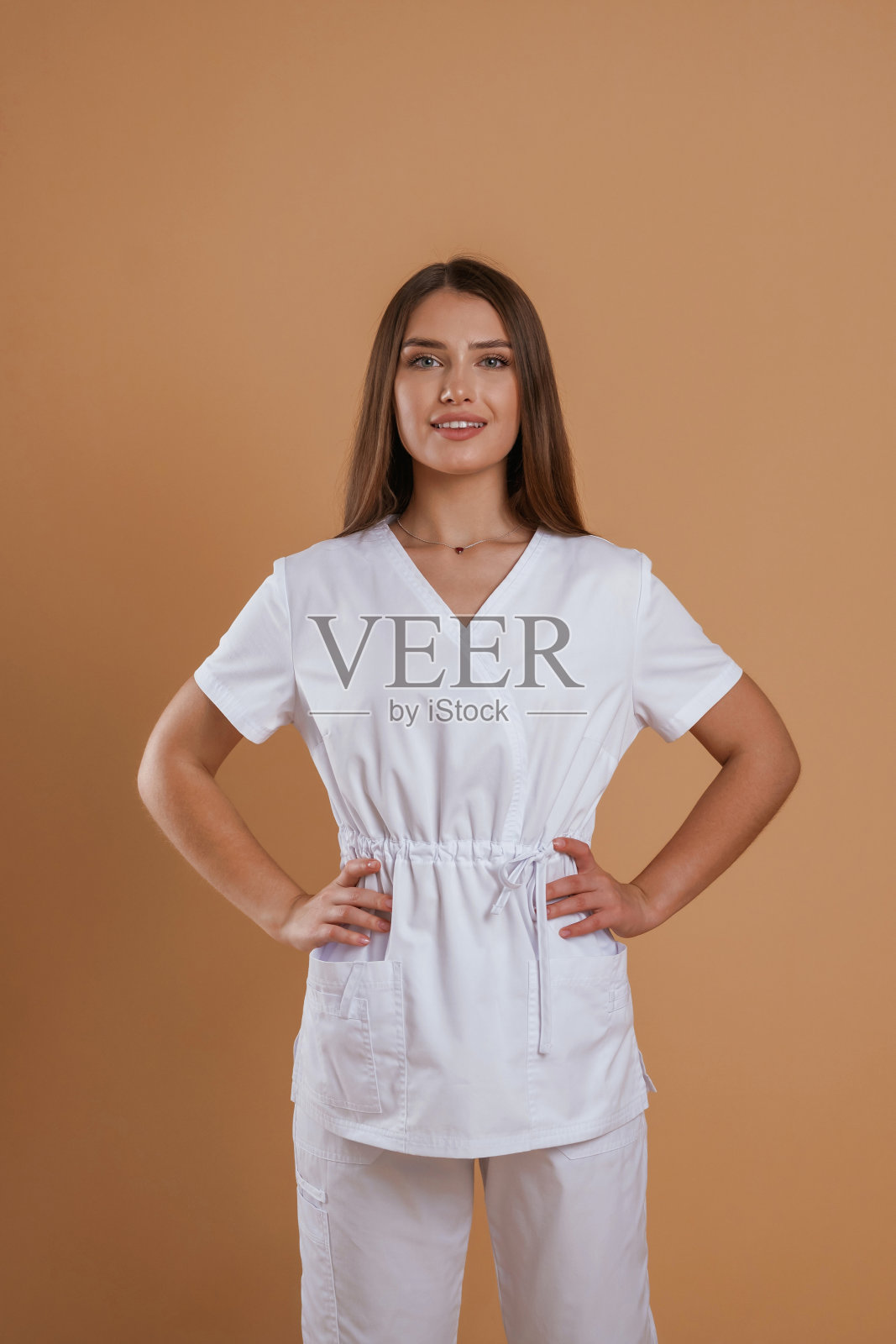 欢快的护士。年轻漂亮的女人在画室的背景下照片摄影图片