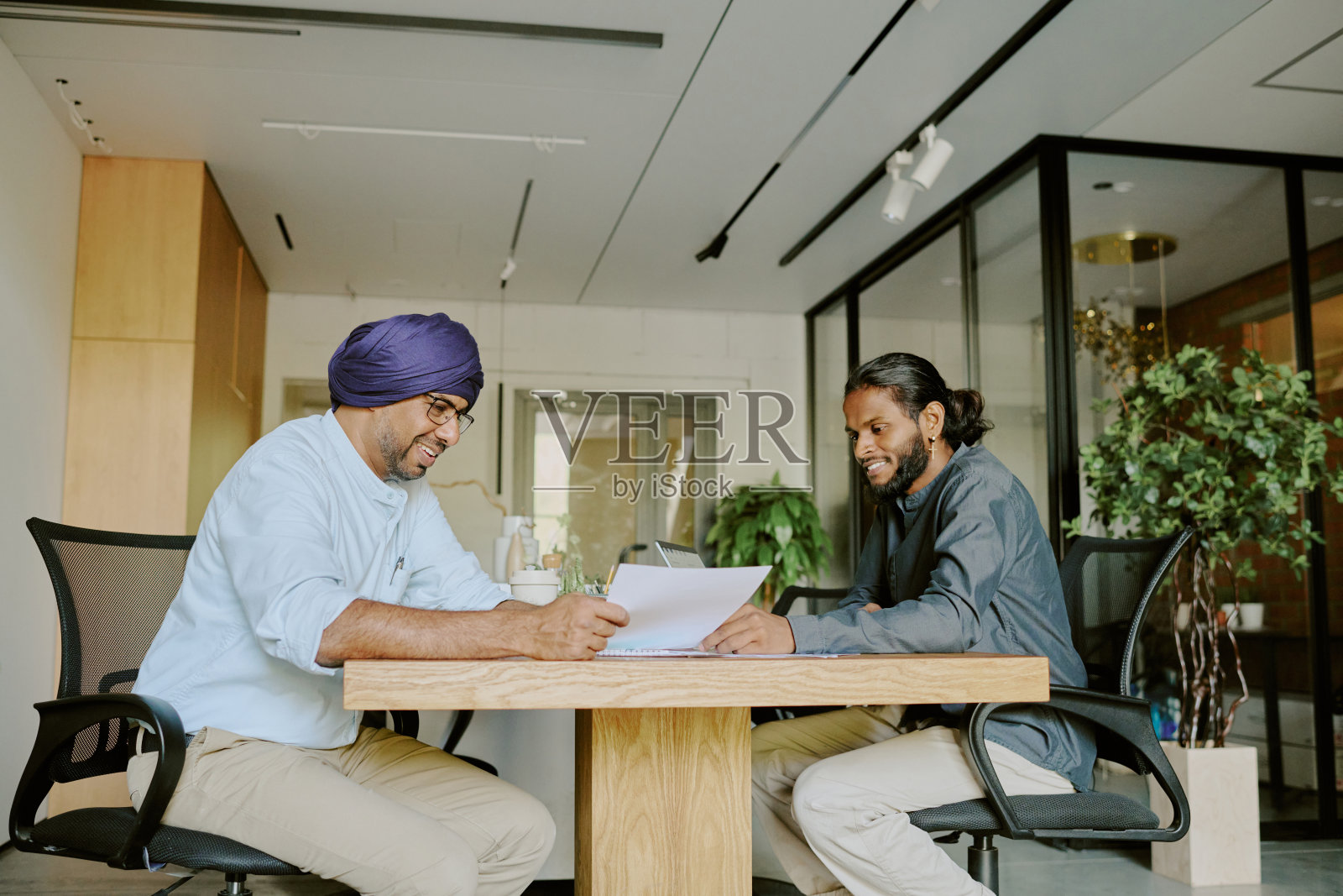 两个同事看最后的结果照片摄影图片