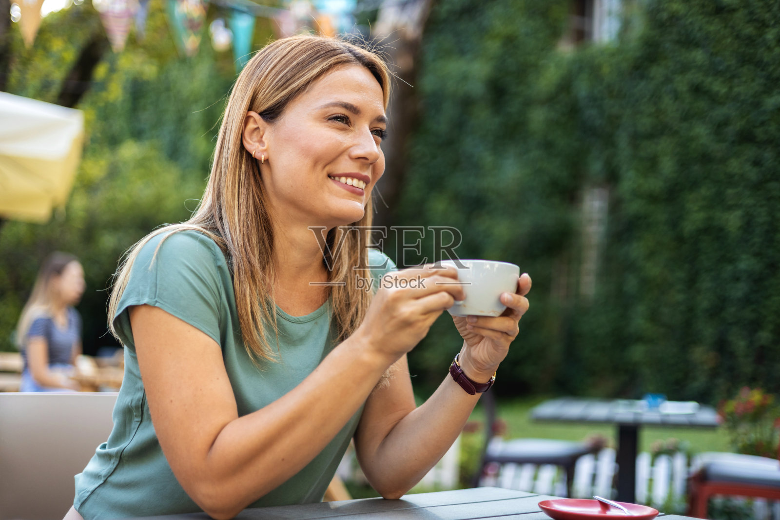 放松,微笑和女人在咖啡馆喝饮料,思考和快乐的顾客在餐厅喝茶。拿铁,想法和平静的女孩在咖啡馆与杯子,健康或早晨的灵感。照片摄影图片