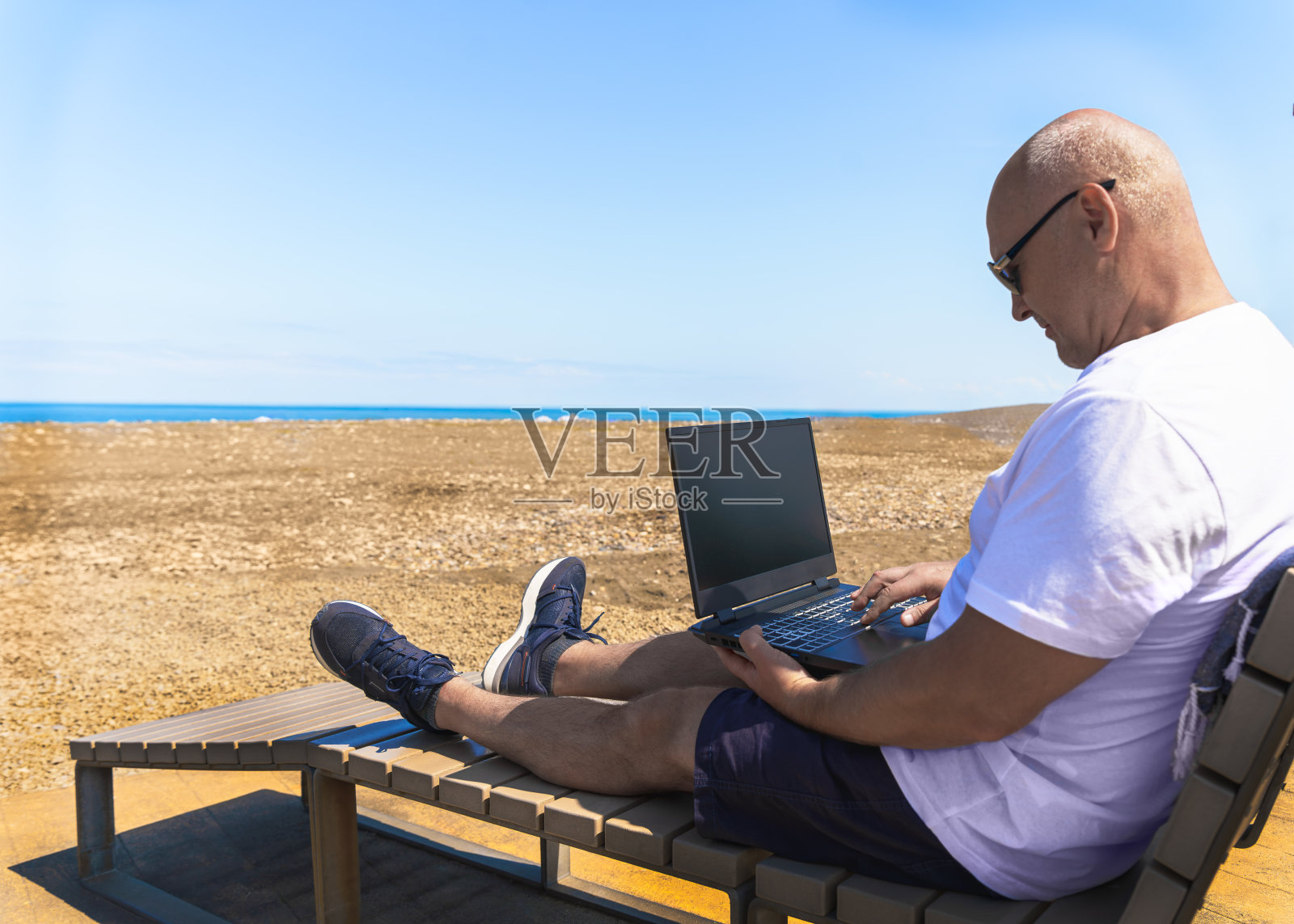 一个人在户外用笔记本电脑工作照片摄影图片