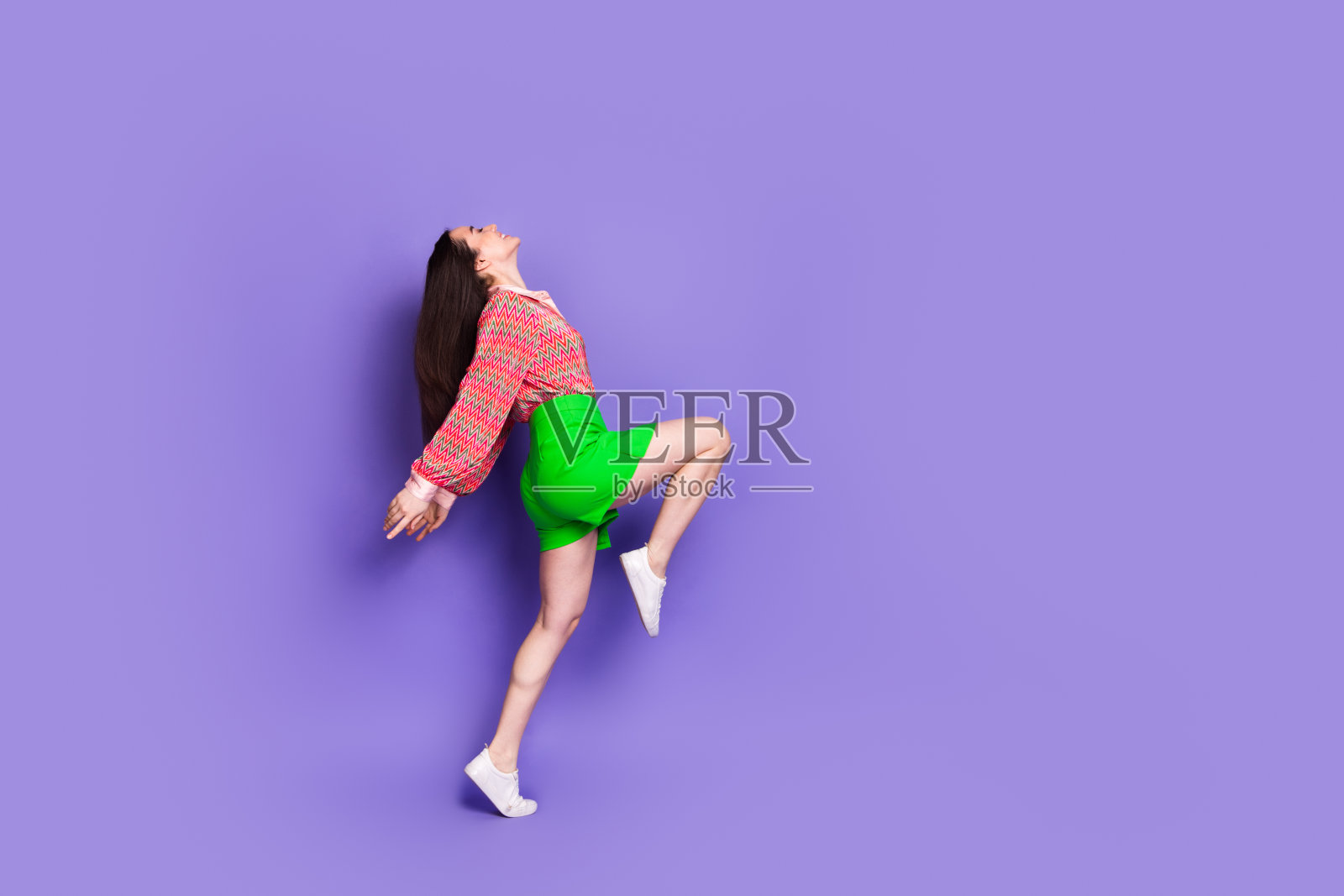 可爱的年轻女士跳舞的全身照片优雅的穿着时尚的粉红色服装孤立的紫罗兰色背景照片摄影图片