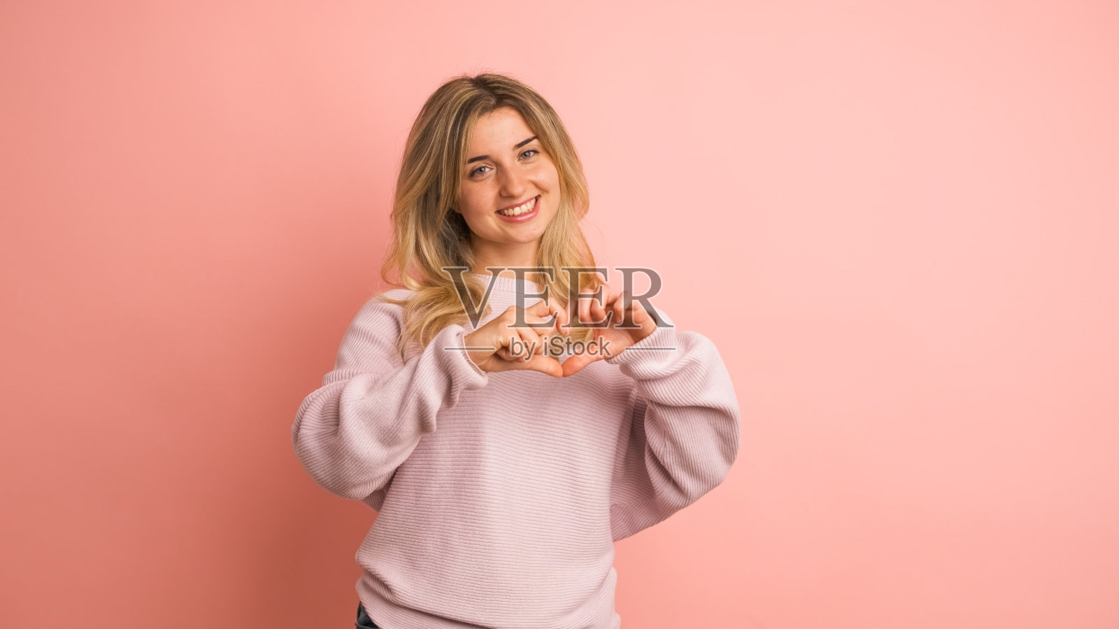 可爱的女人飞吻微笑照片摄影图片