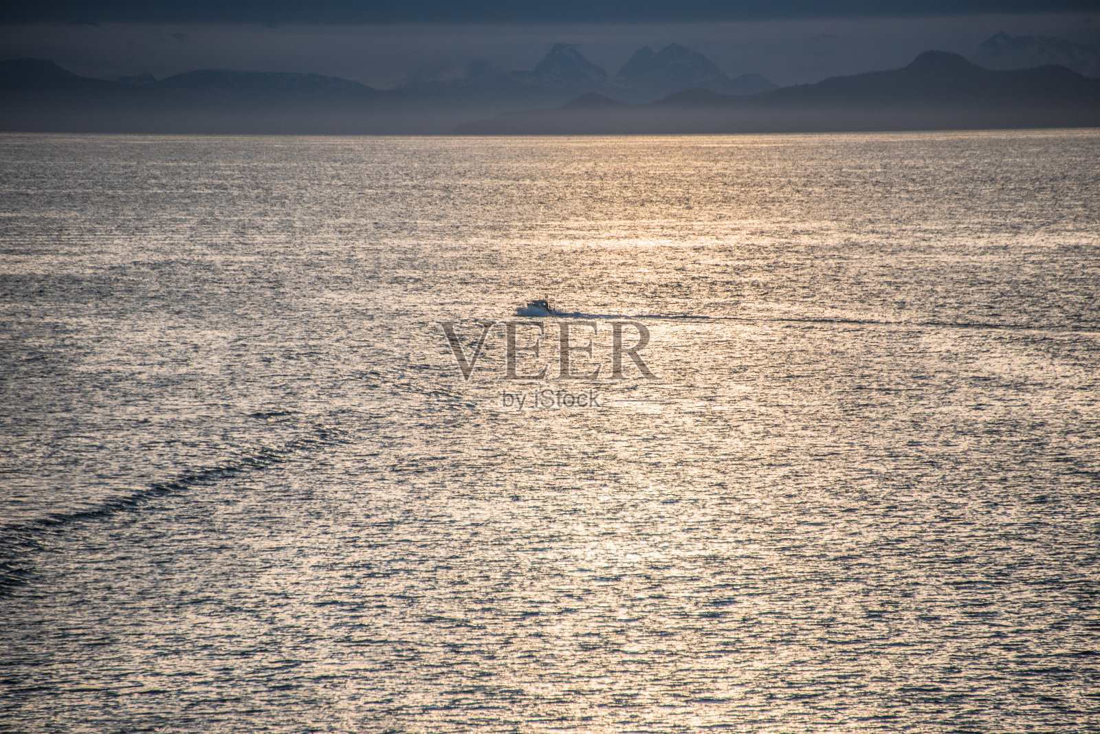 日落时航行的小船照片摄影图片