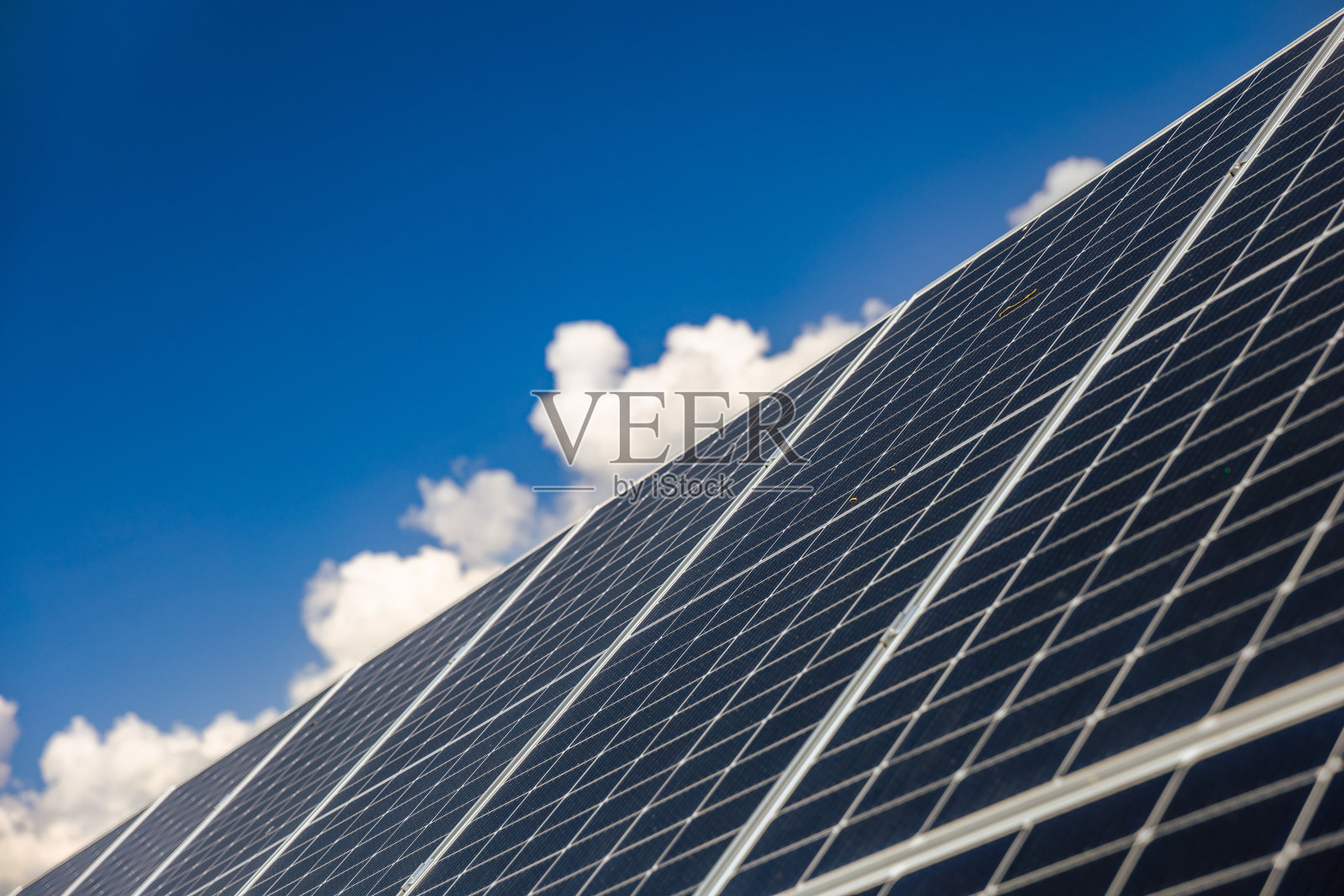 倾斜看太阳能板在蓝天白云下照片摄影图片