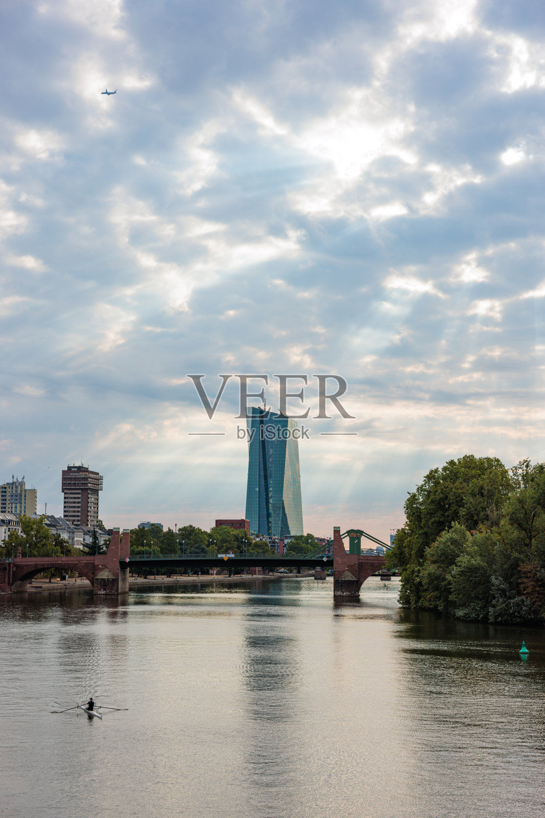 从德国法兰克福的欧洲中央银行(ECB)上看美因河照片摄影图片