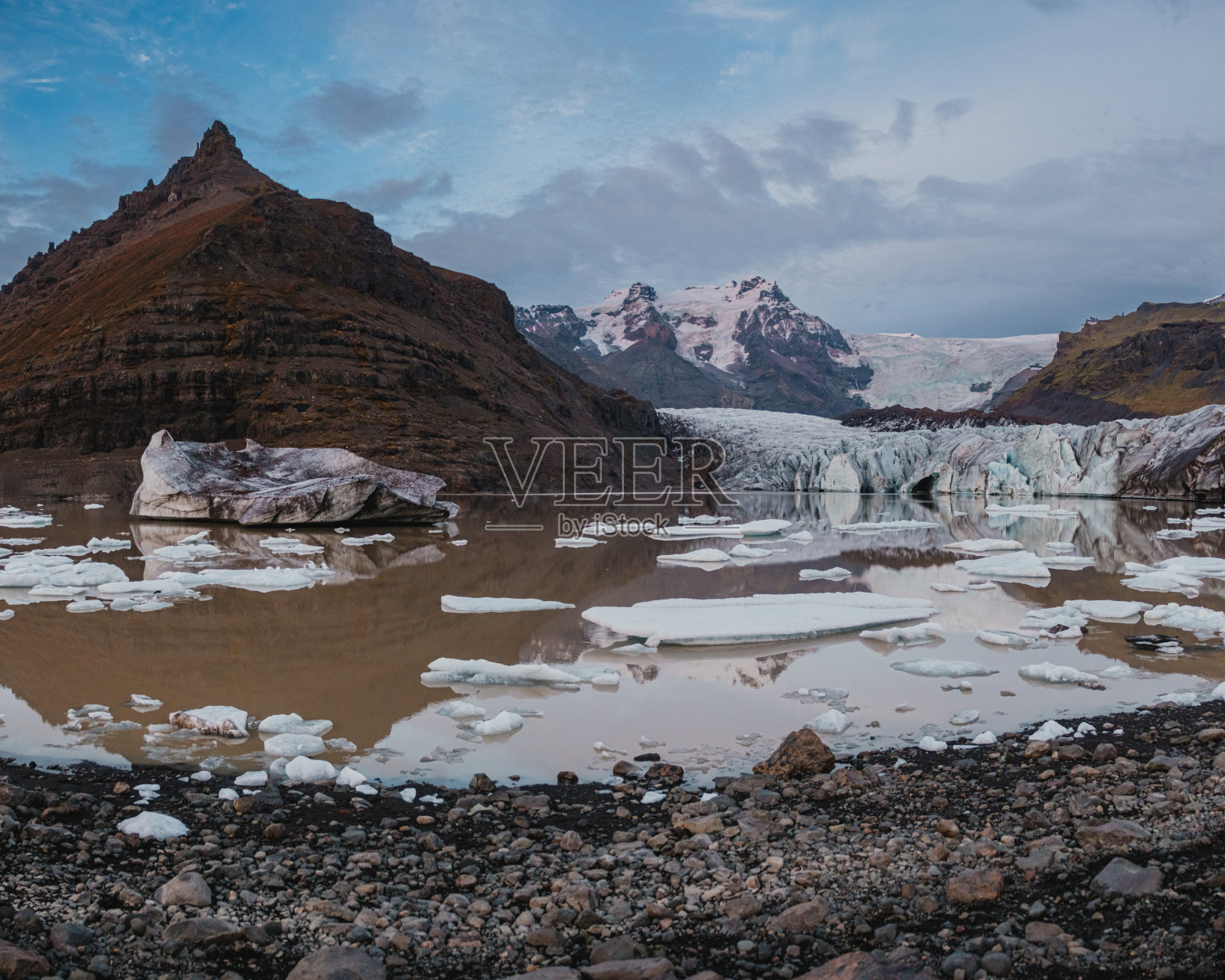 冰岛Vatnajokull国家公园的Svinafellsjokull冰川及其周围的冰山。照片摄影图片