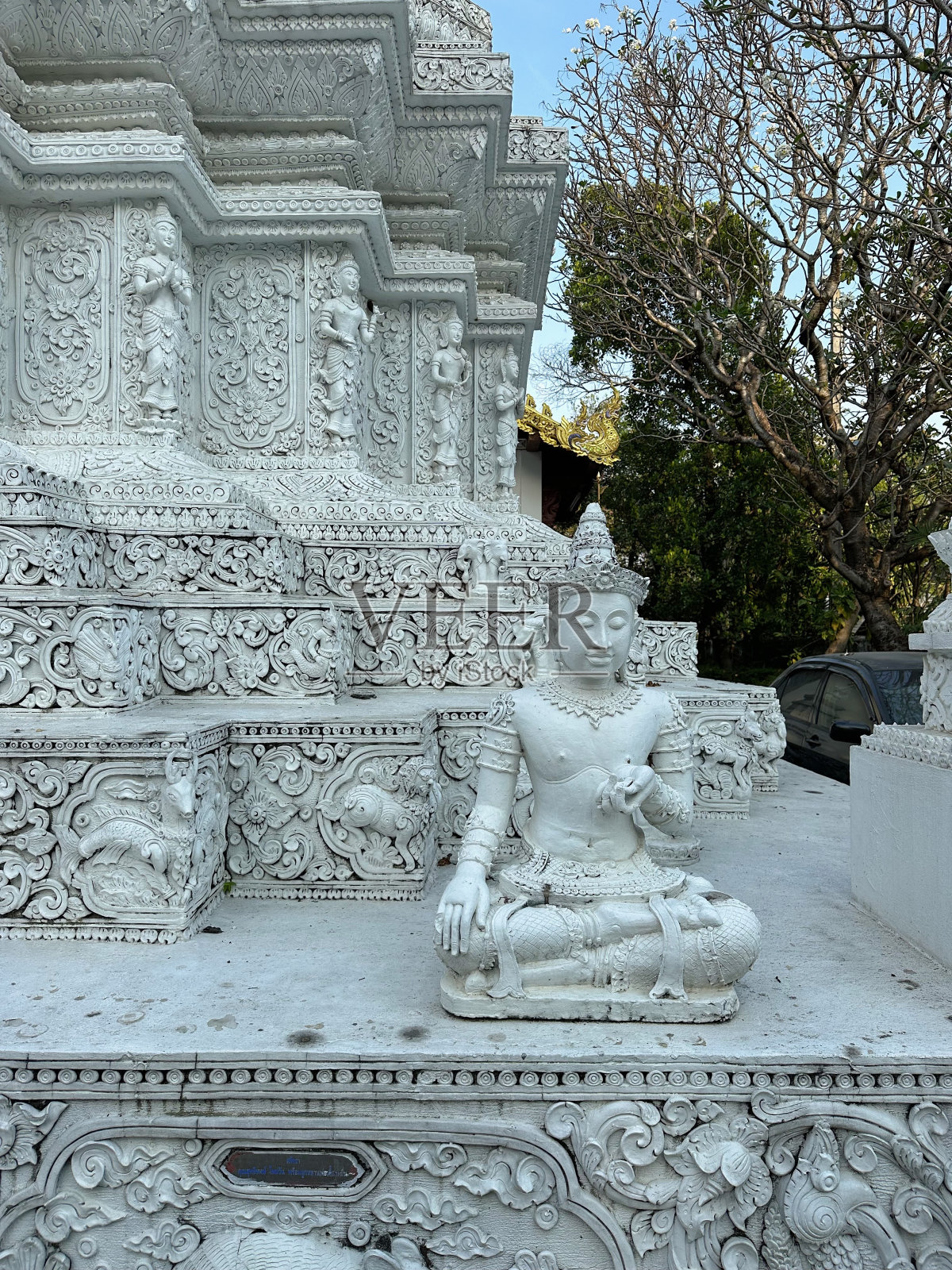 泰国清迈省潘温寺的白色佛像照片摄影图片