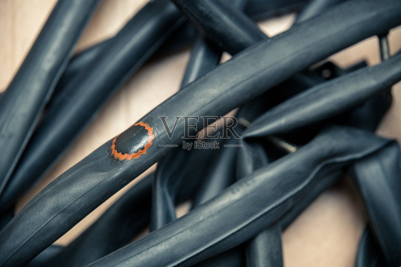 几个旧的自行车内胎破损,部分修补。照片摄影图片