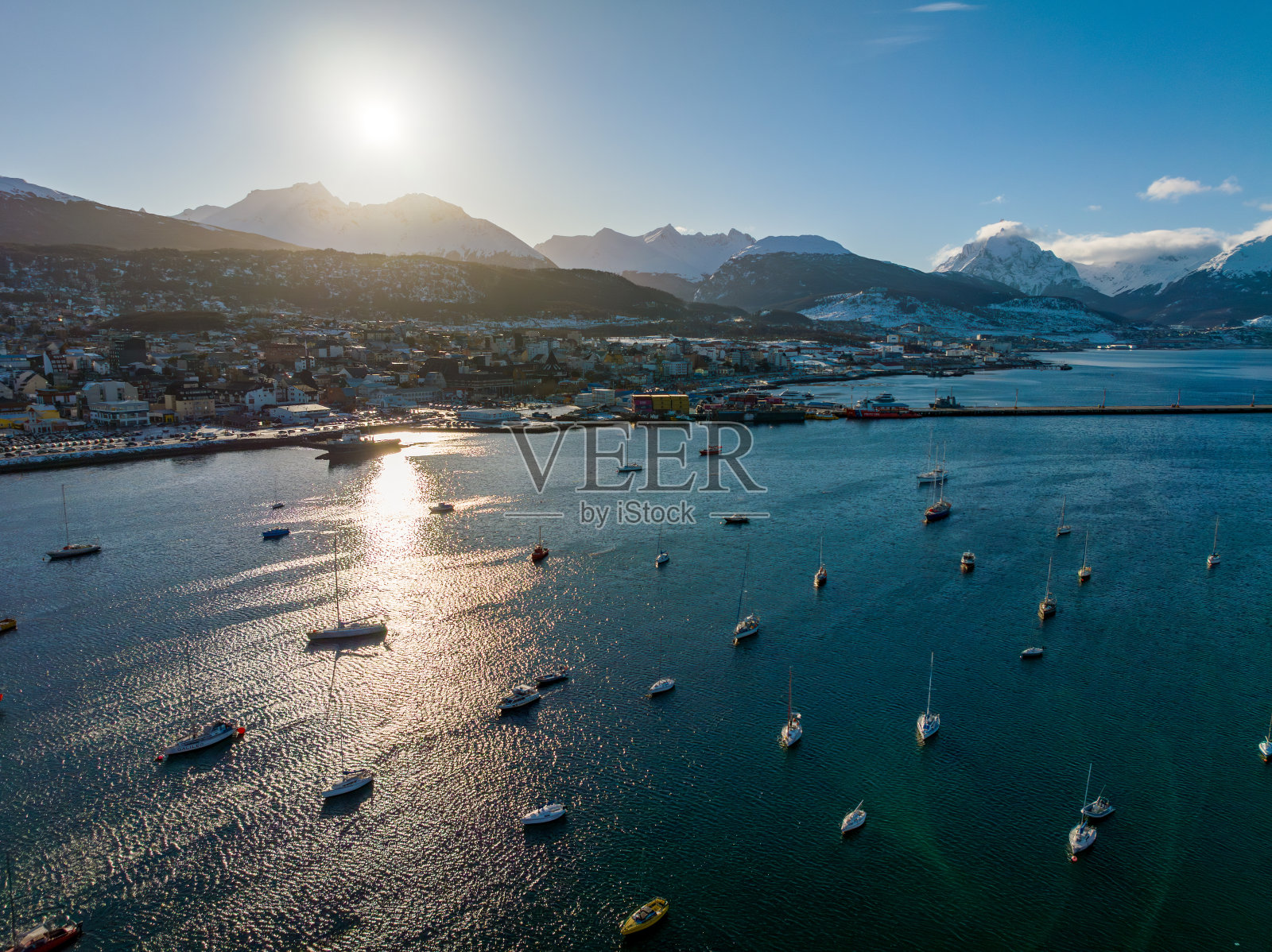 日落时乌斯怀亚市的鸟瞰图。照片摄影图片