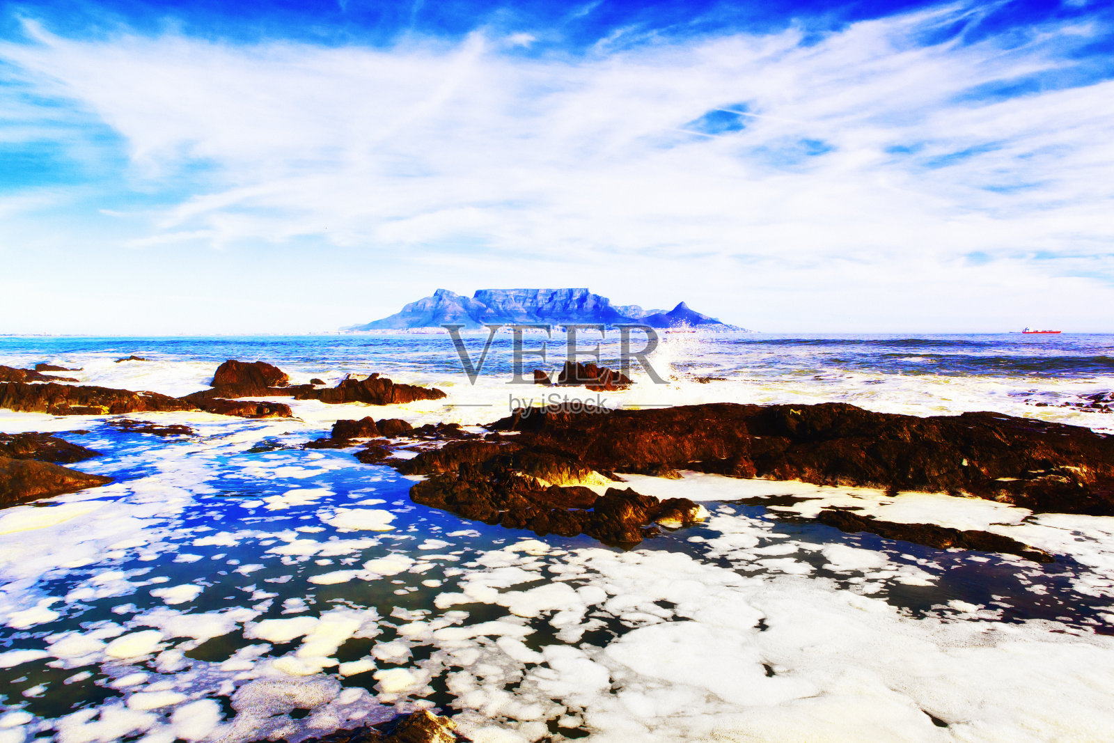 雄伟的桌山,开普敦,南非,从岩石海岸穿过桌湾照片摄影图片