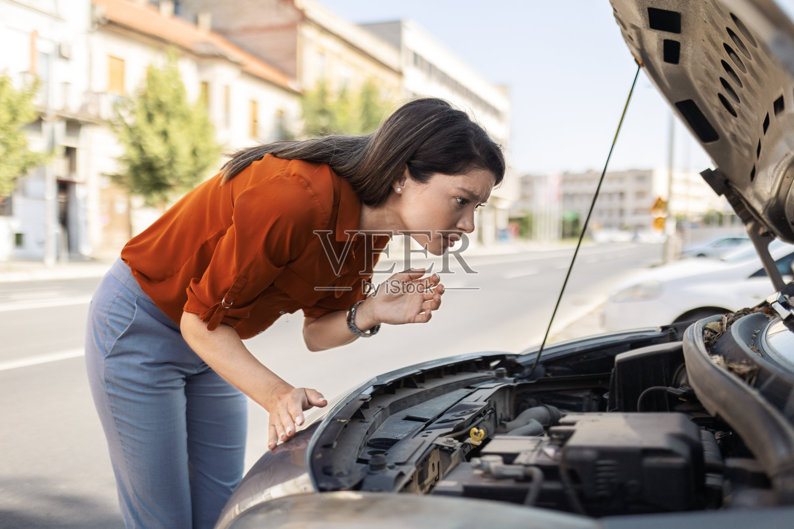 年轻女子和坏掉的汽车照片摄影图片