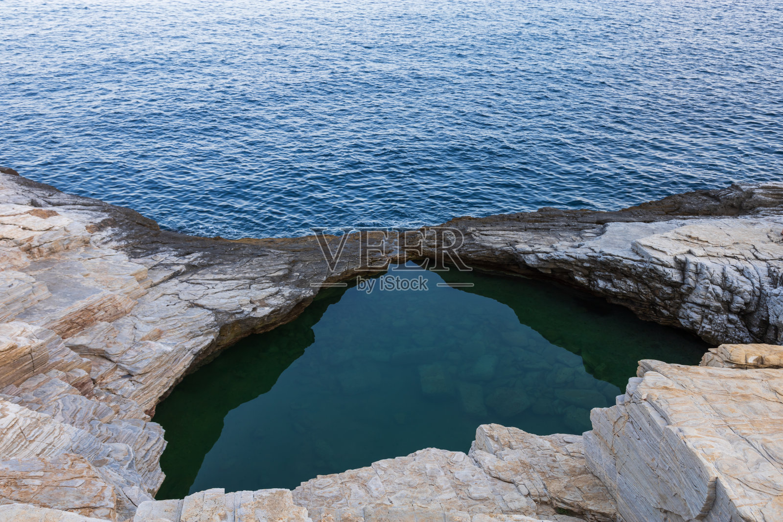 塔索斯岛美丽的海滨景观-吉奥拉泻湖-宙斯之眼。照片摄影图片