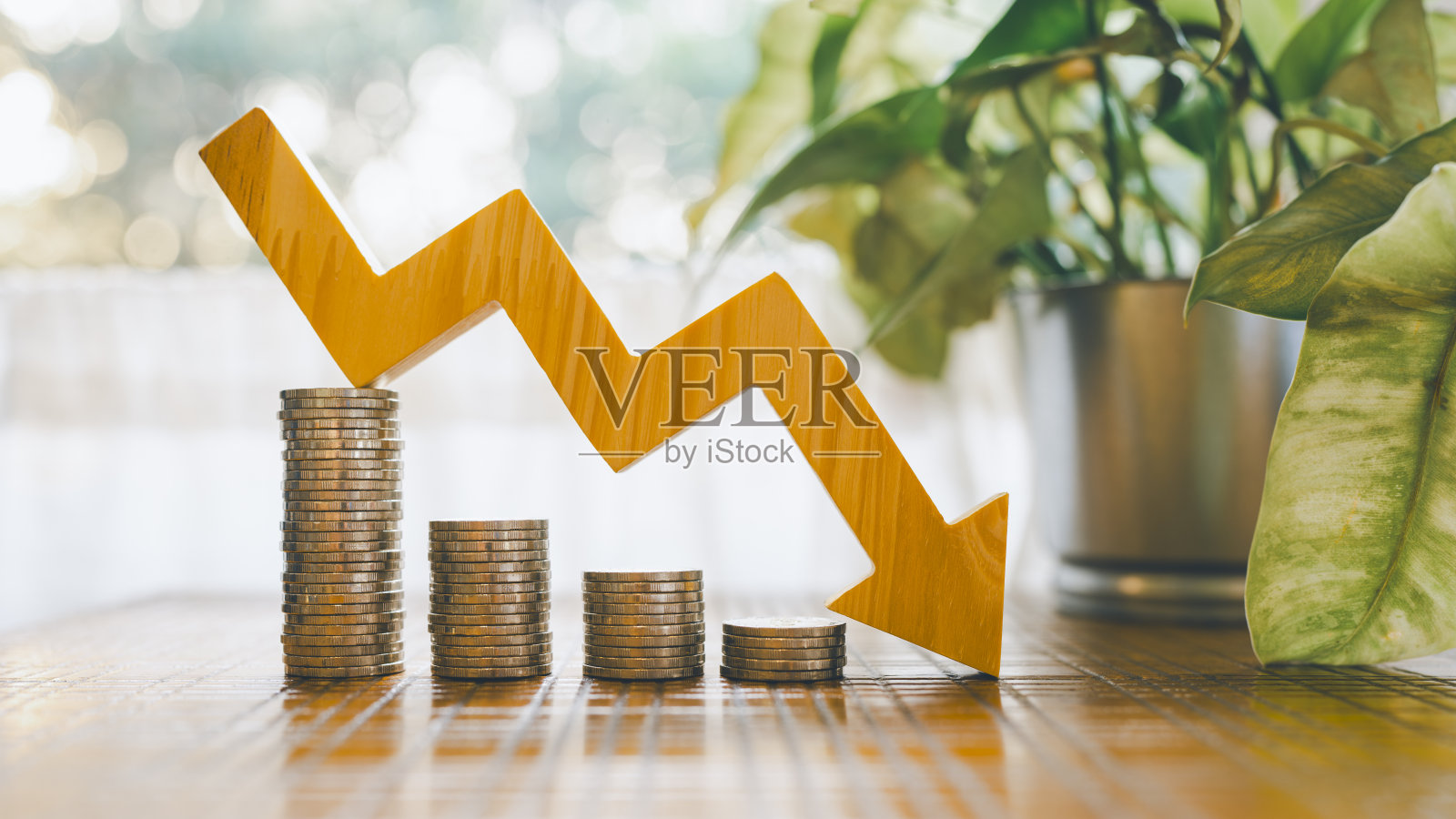 向下箭头与硬币堆栈。成功的关键概念,方法,提高或降低美联储利率以纠正通货膨胀概念的系统。照片摄影图片