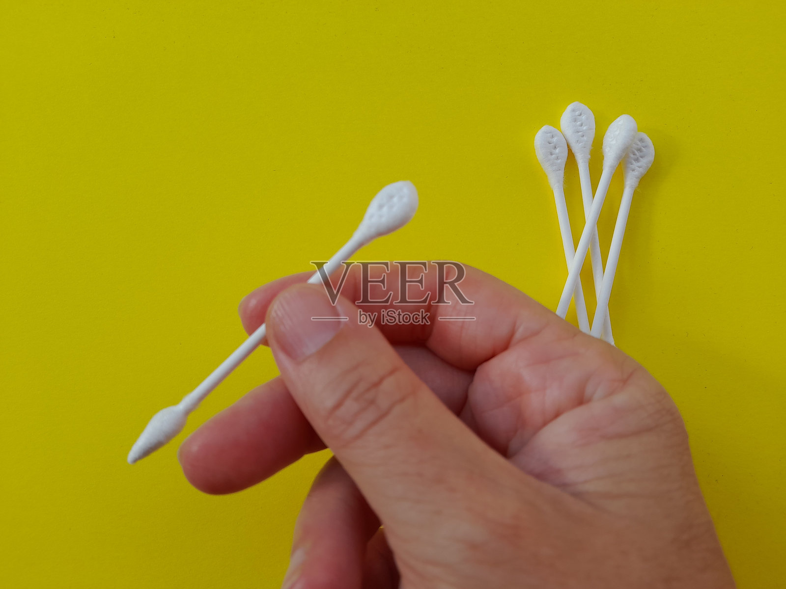 手拿清洁耳棒照片摄影图片