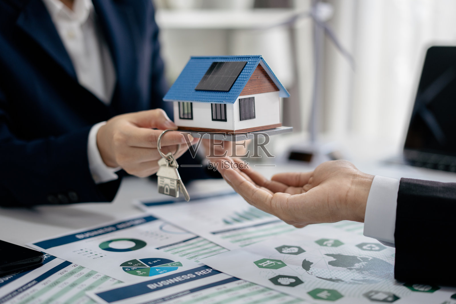 房地产经纪人交付模式安装太阳能屋顶住宅现代化项目给客户在办公室,房地产开发商替代能源,开发业务可持续,零能源,ESG。照片摄影图片