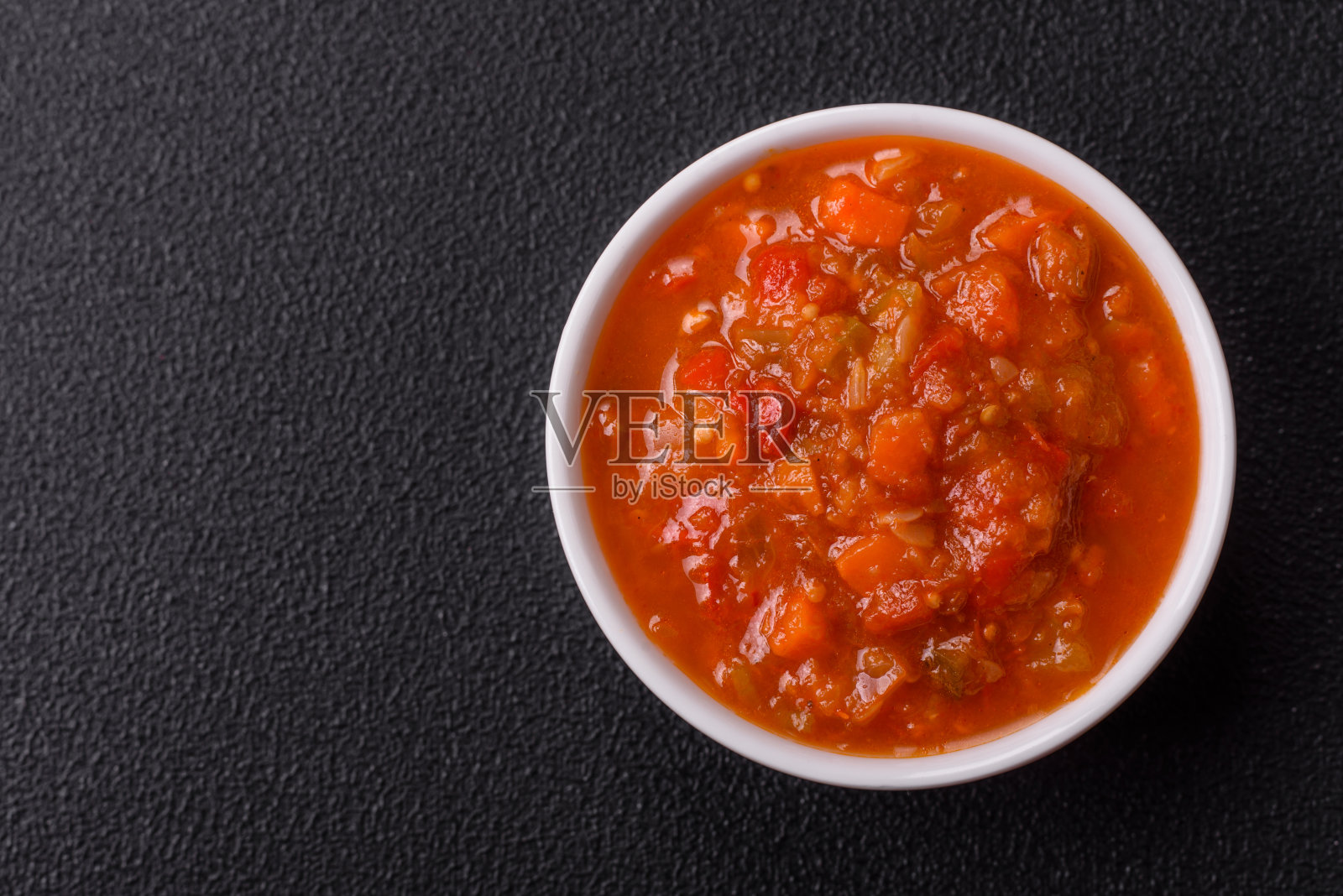 用辣椒、西红柿、大蒜、香料制成的红辣酱或辣酱照片摄影图片