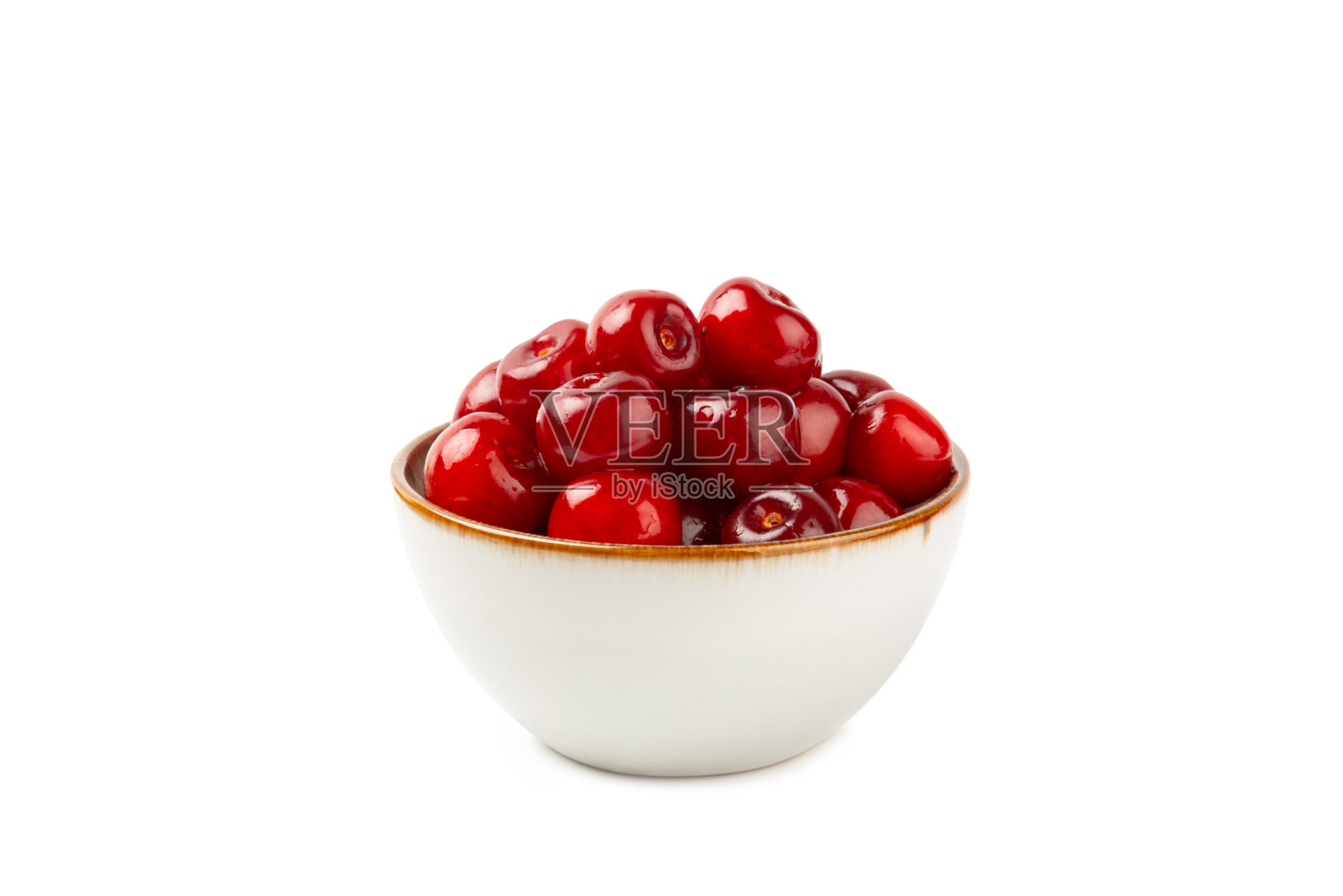 樱桃孤立。新鲜成熟的樱桃,叶子在白色的背景上分开。甜樱桃堆。浆果和水果。素食主义者。健康饮食。照片摄影图片