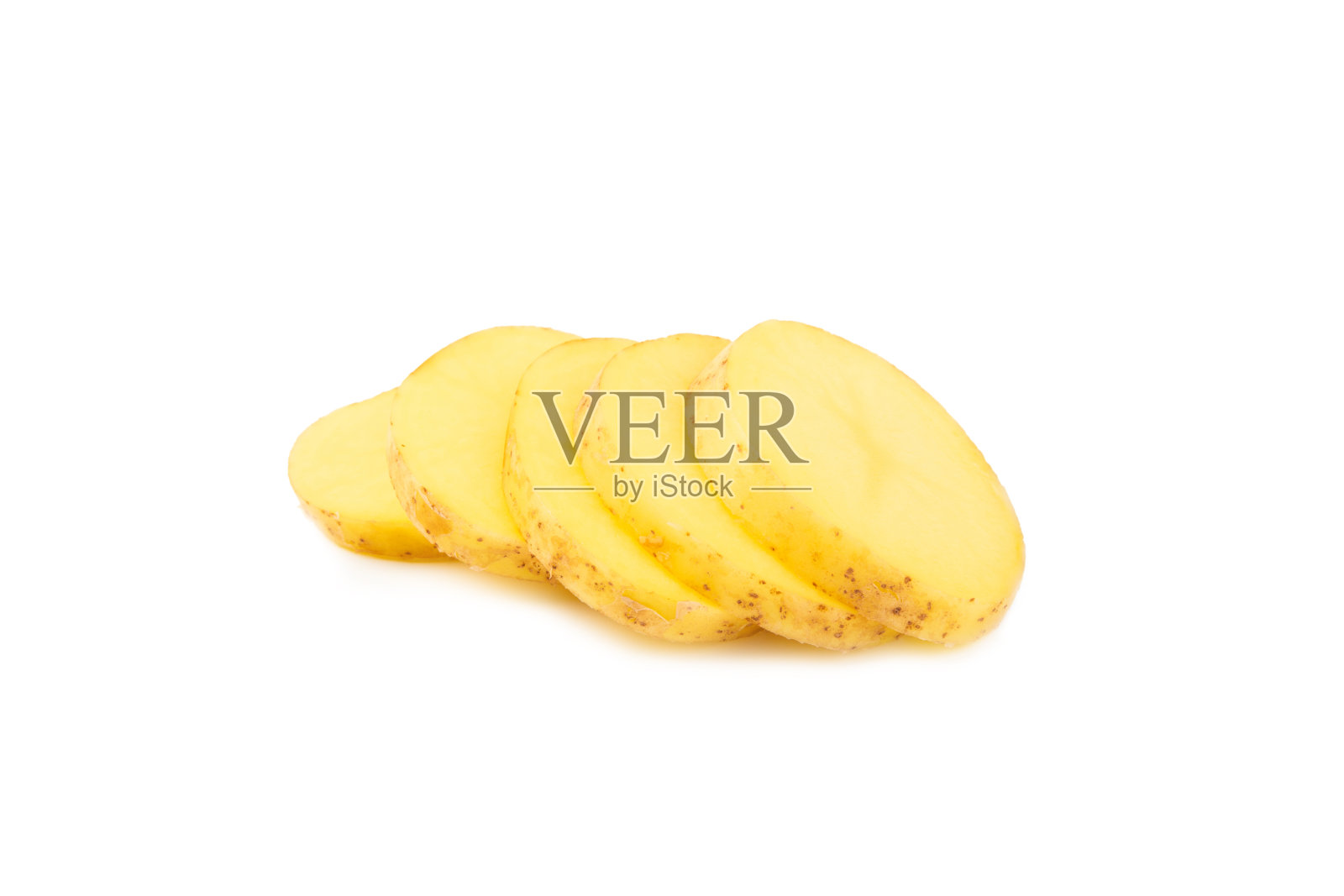 年轻的土豆。生土豆被隔离在白色背景上。削土豆皮。获取集合中。新鲜的有机土豆。农业的背景。素食主义者。蔬菜。土豆片照片摄影图片