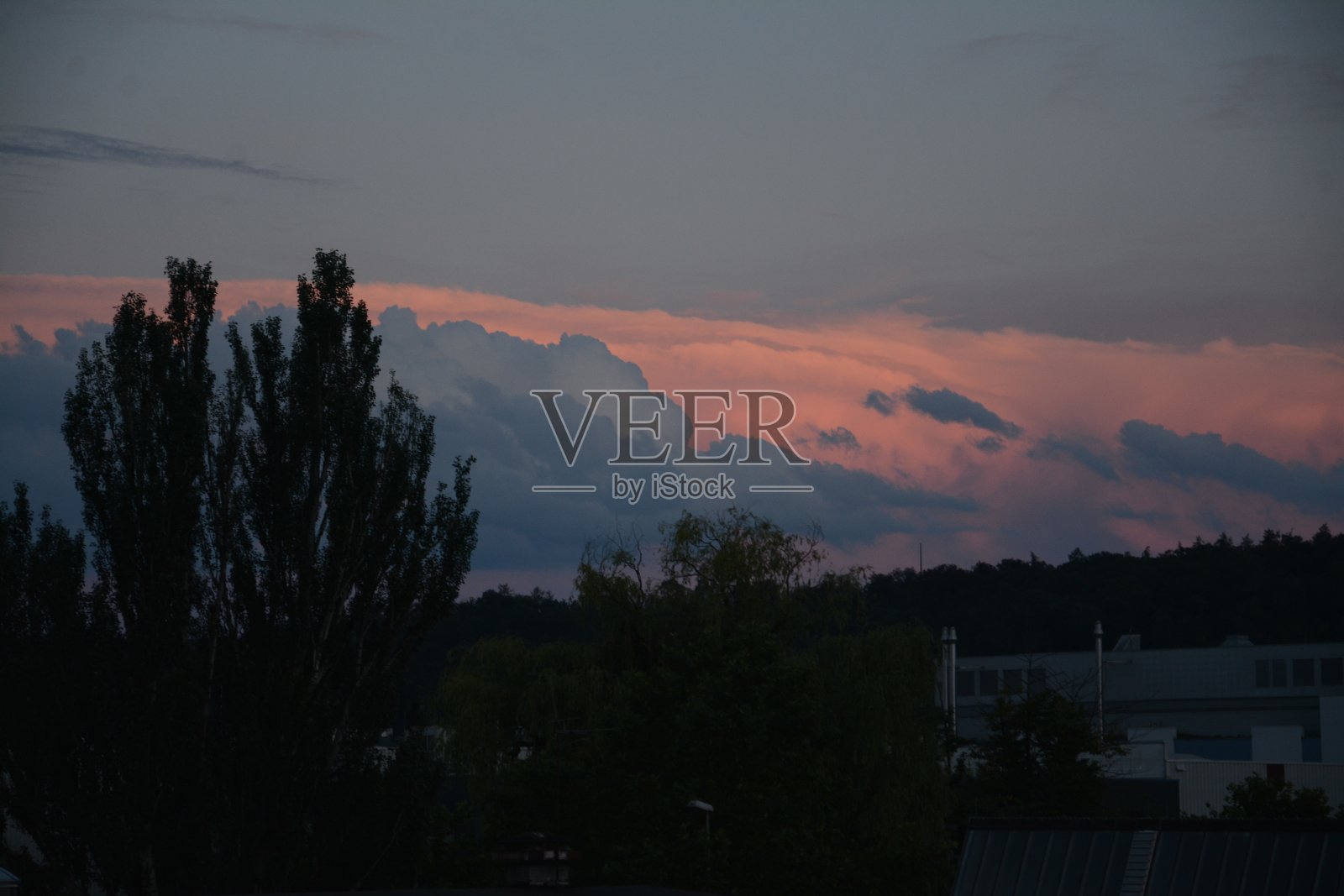 粉红色和白色的云笼罩着大地照片摄影图片