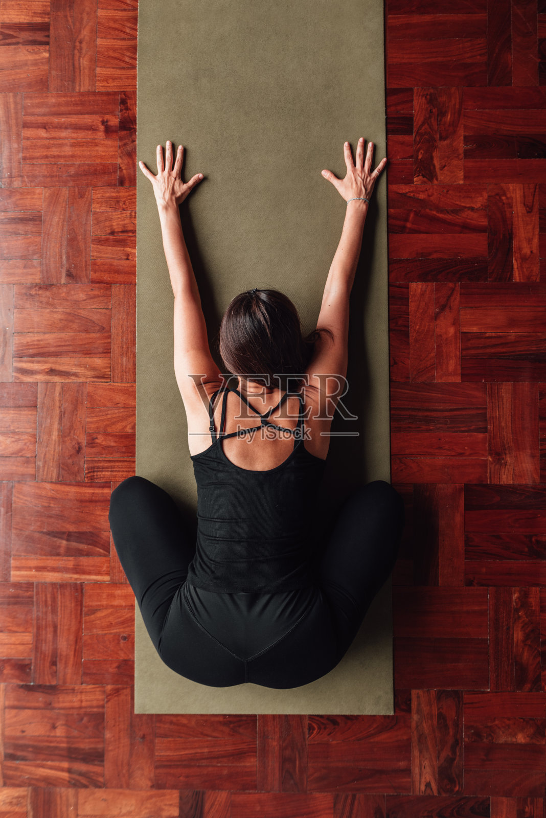 拉丁妇女向前弯腰练习瑜伽。副本的空间。照片摄影图片