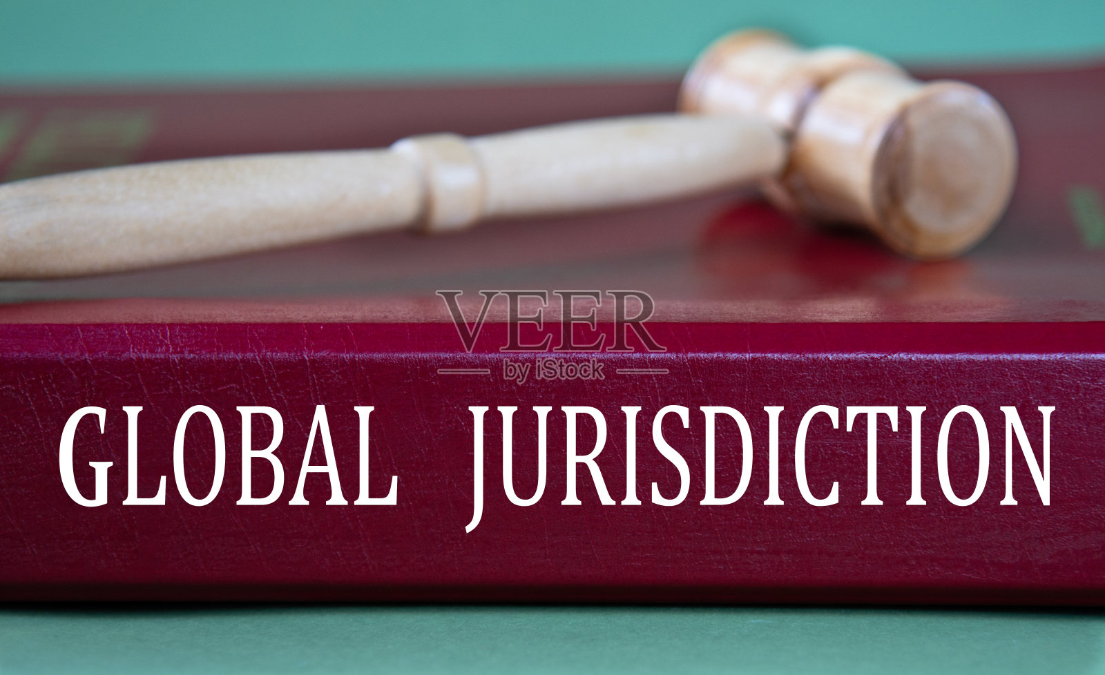 全球司法管辖权-勃艮第文件夹上的文字与法官木槌背景照片摄影图片