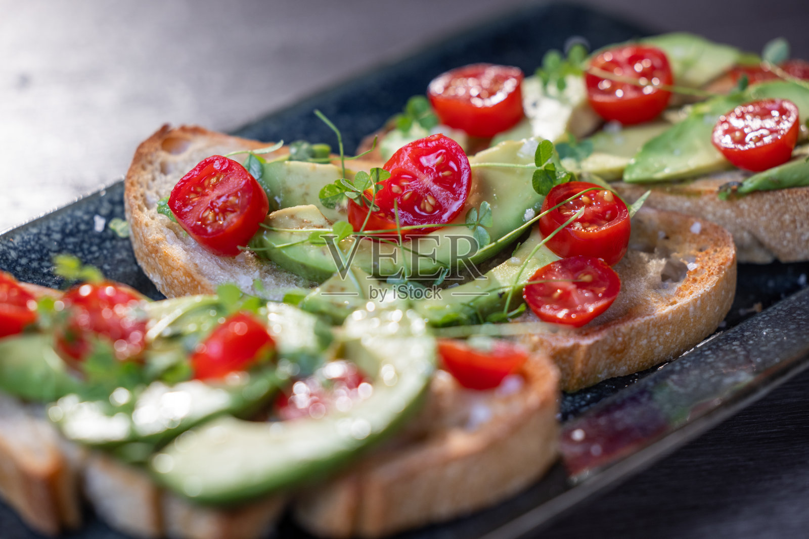 牛油果吐司配上番茄和豆芽照片摄影图片
