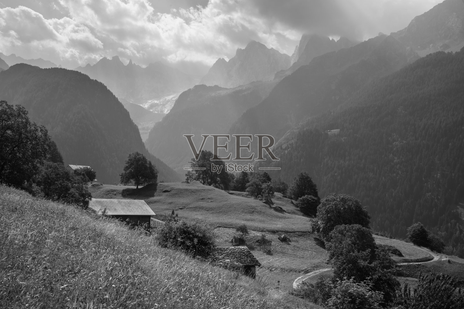 巴岱勒峰、森加洛峰和西奥拉峰位于瑞士布雷加利亚山脉。照片摄影图片