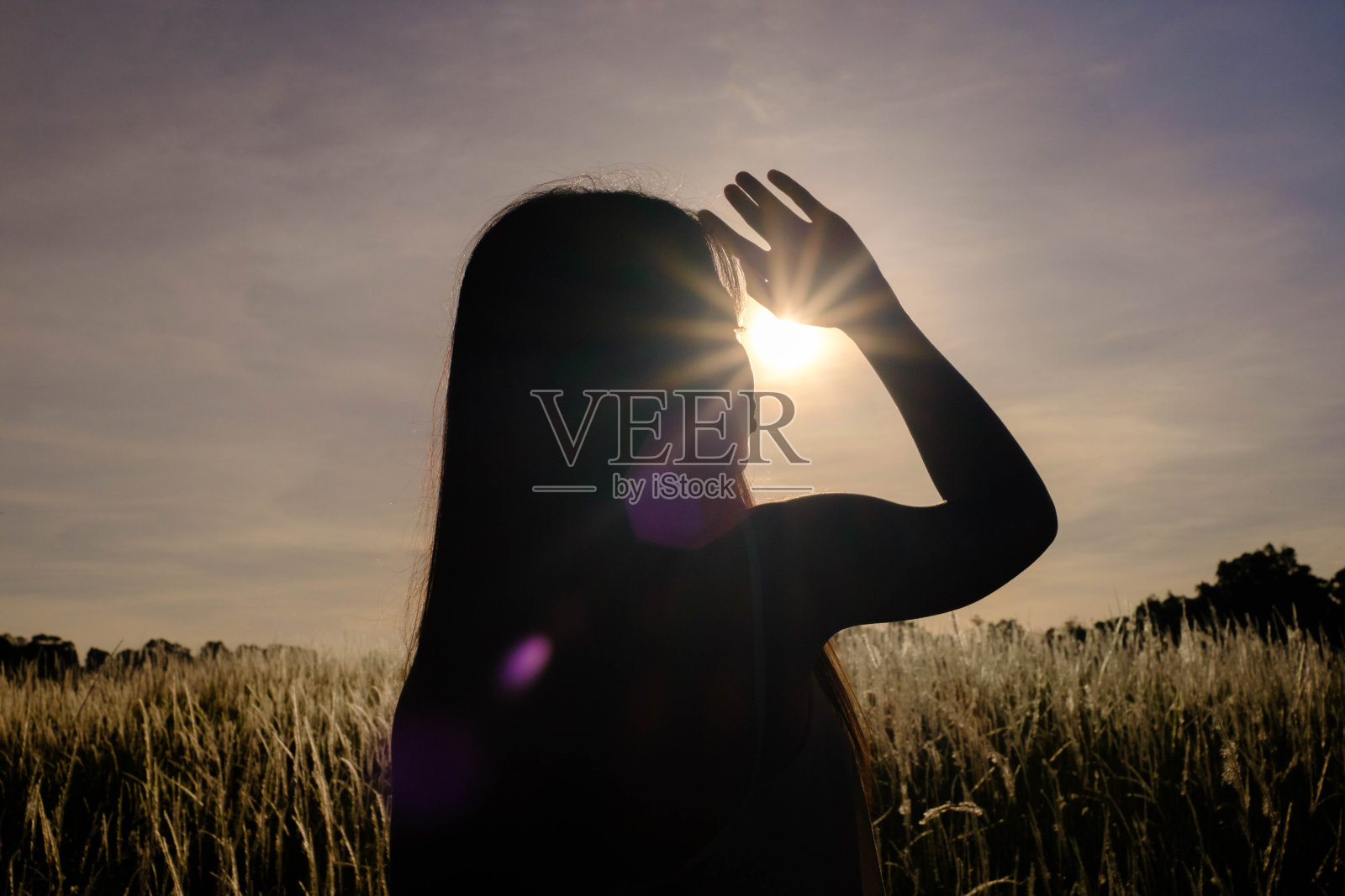 亚洲女孩玩草花照片摄影图片