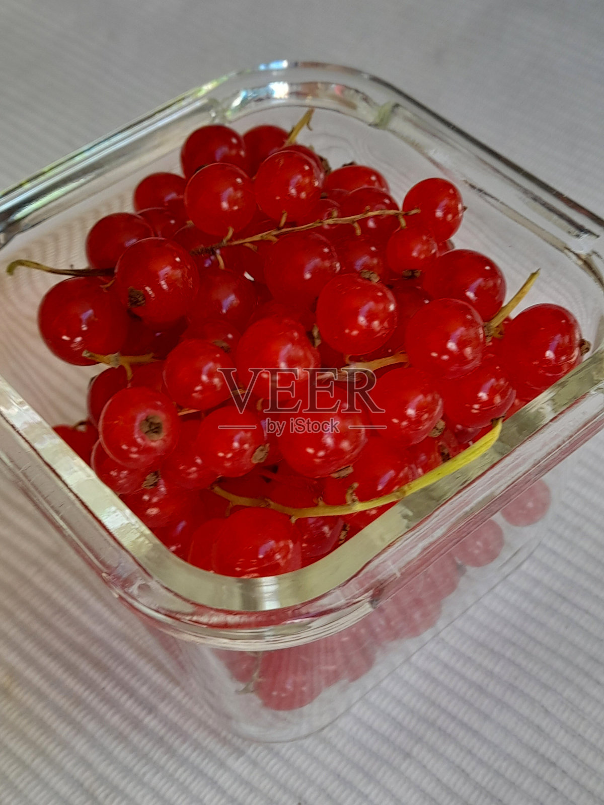 红醋栗在玻璃碗里照片摄影图片