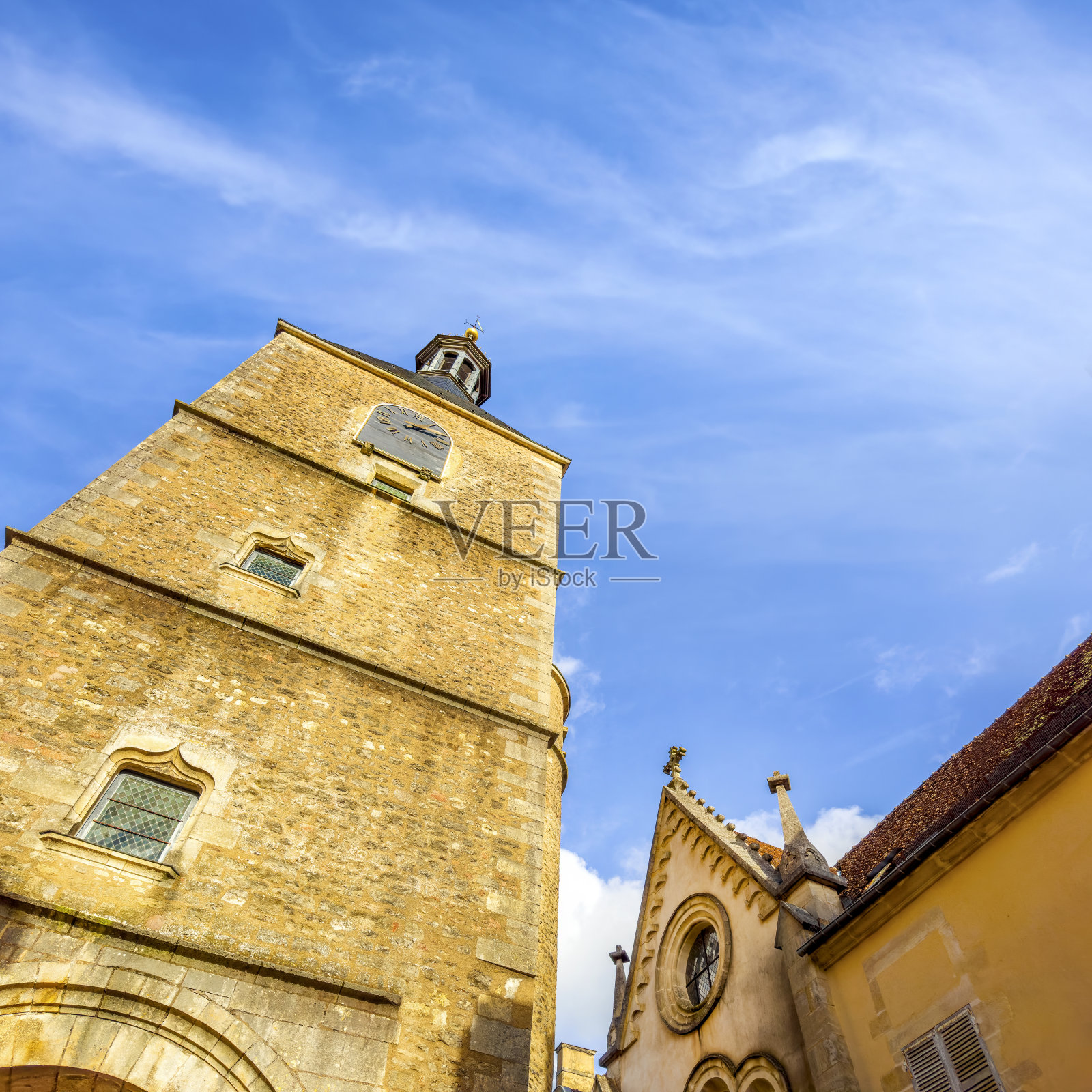 法国阿瓦隆历史名城的钟楼照片摄影图片