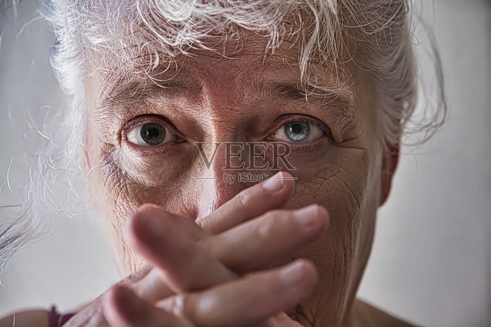 老太太脸的特写肖像。照片摄影图片