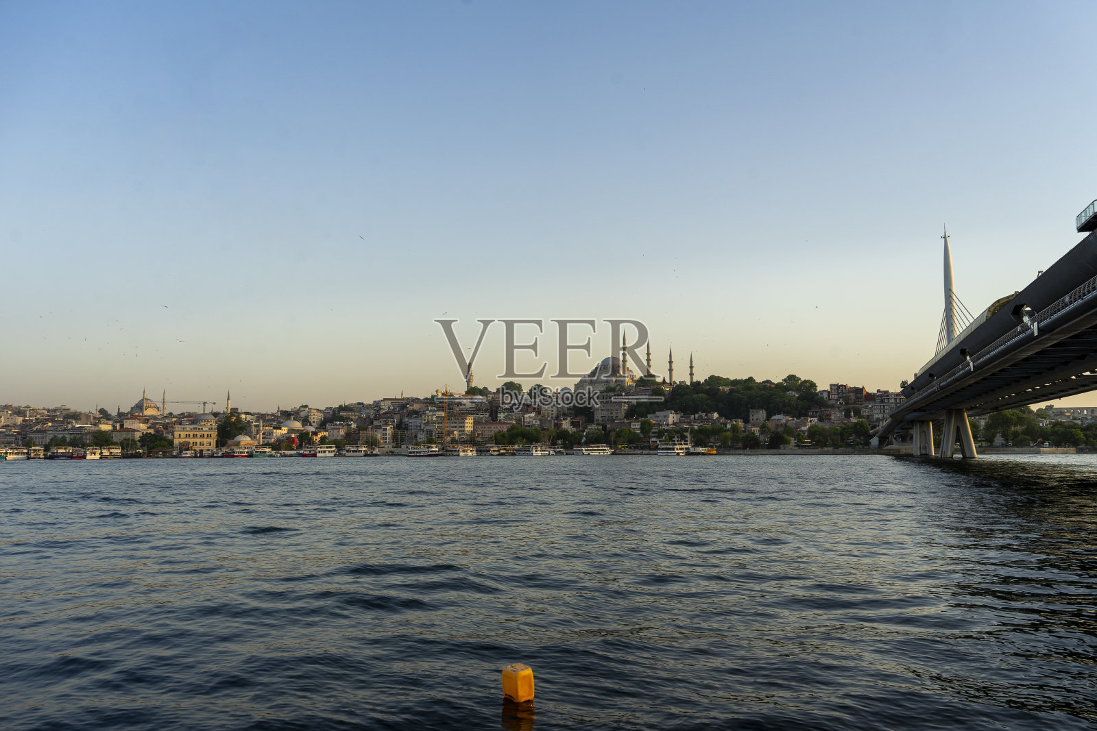 从码头公园欣赏伊斯坦布尔美妙的夜景照片摄影图片