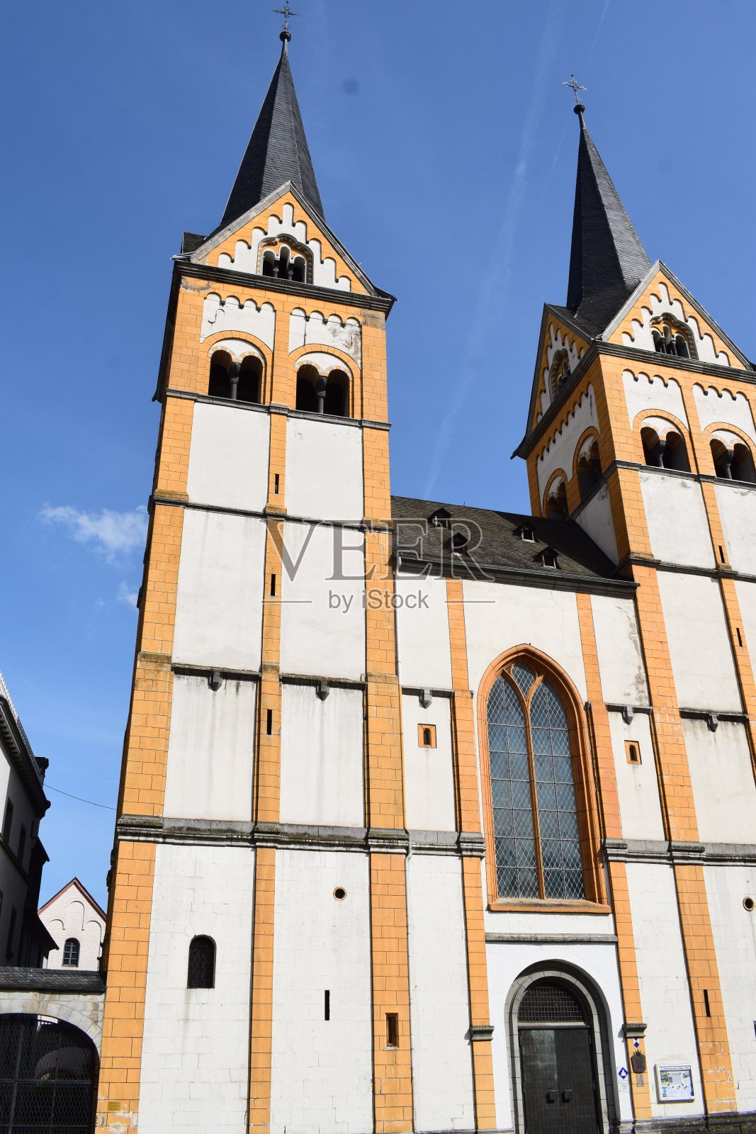 白色的教堂带着橙色的角照片摄影图片