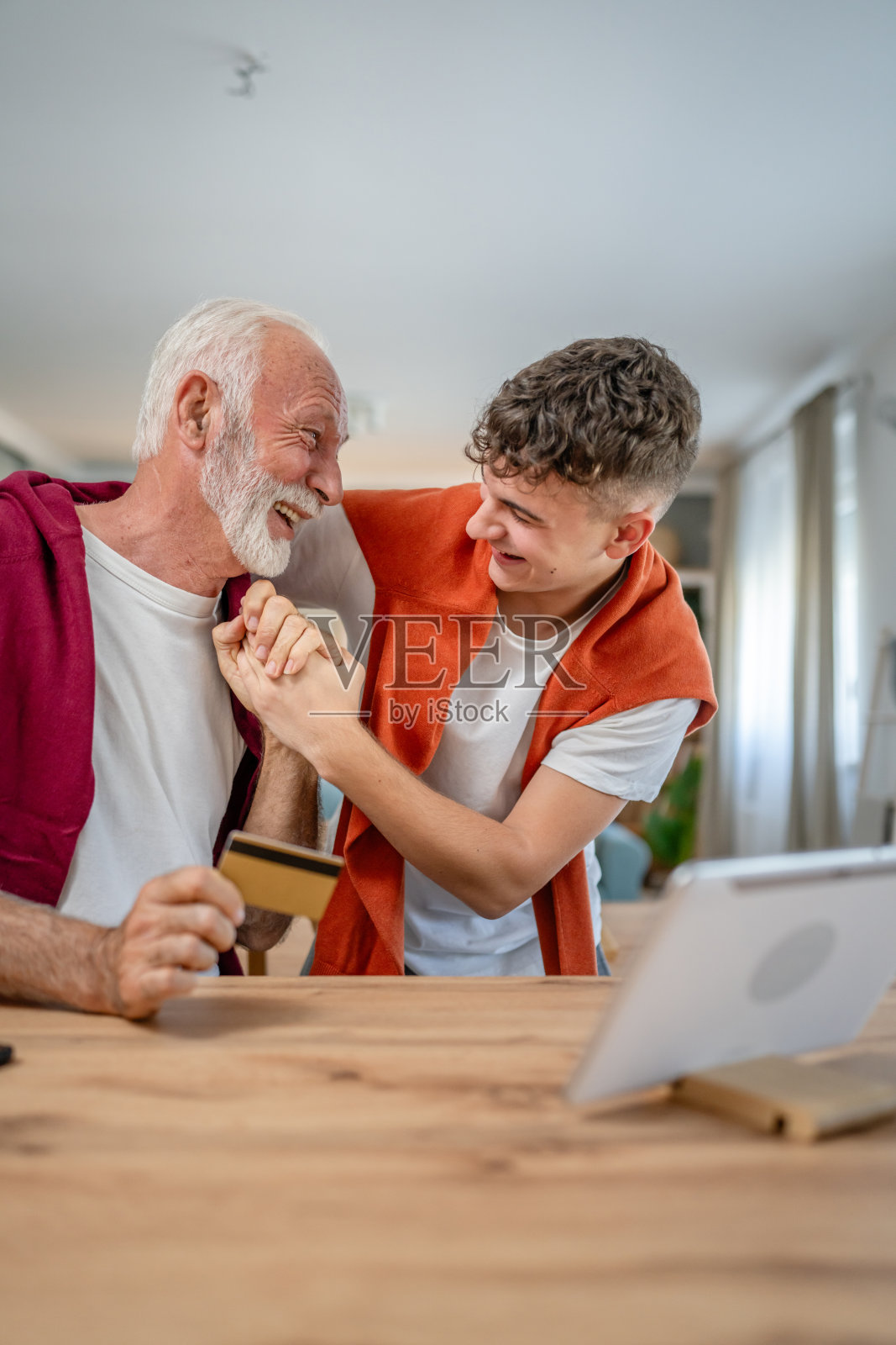 青少年和老年男子爷爷使用信用卡网上购物照片摄影图片