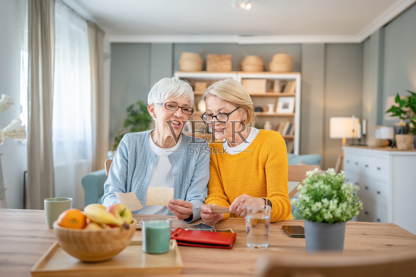 资深女性朋友或姐妹看家庭相册照片摄影图片