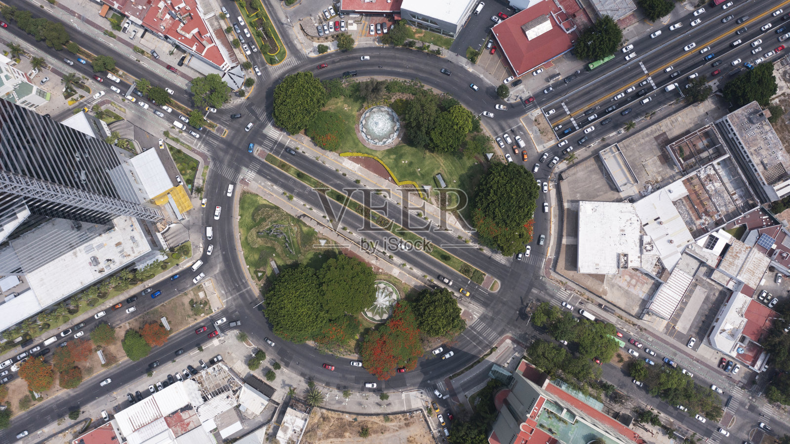 瓜达拉哈拉天际线和交通圈照片摄影图片