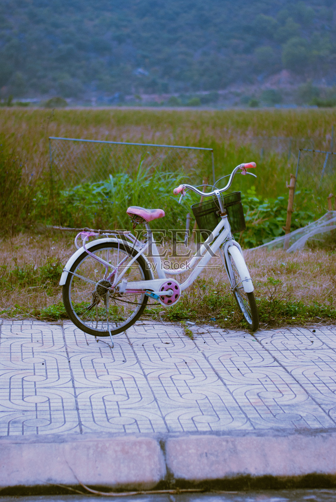 孩子的自行车照片摄影图片