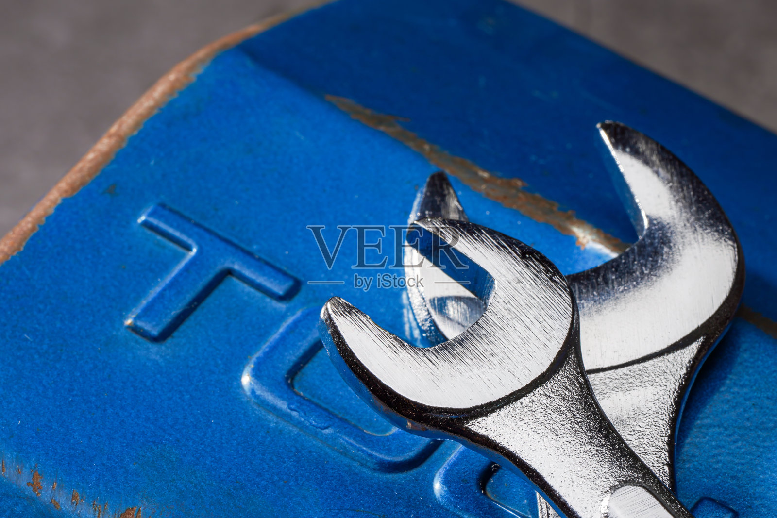 一套扳手和工具箱照片摄影图片