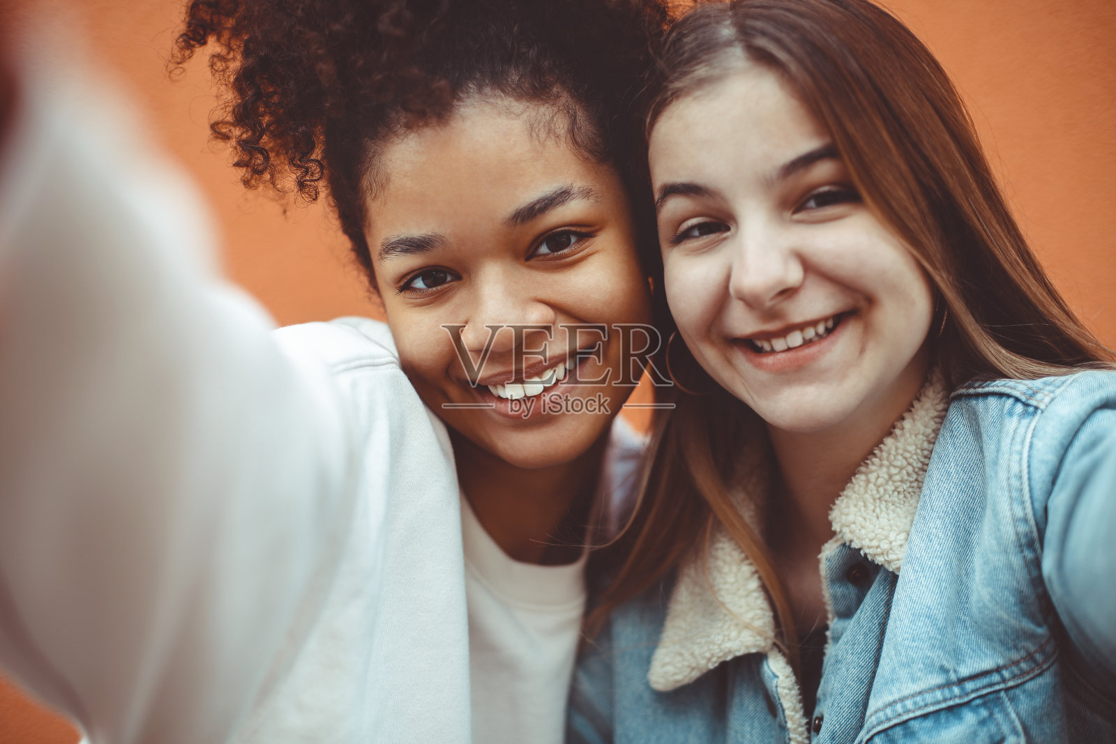 两个不同种族的快乐少女自拍,享受友谊照片摄影图片