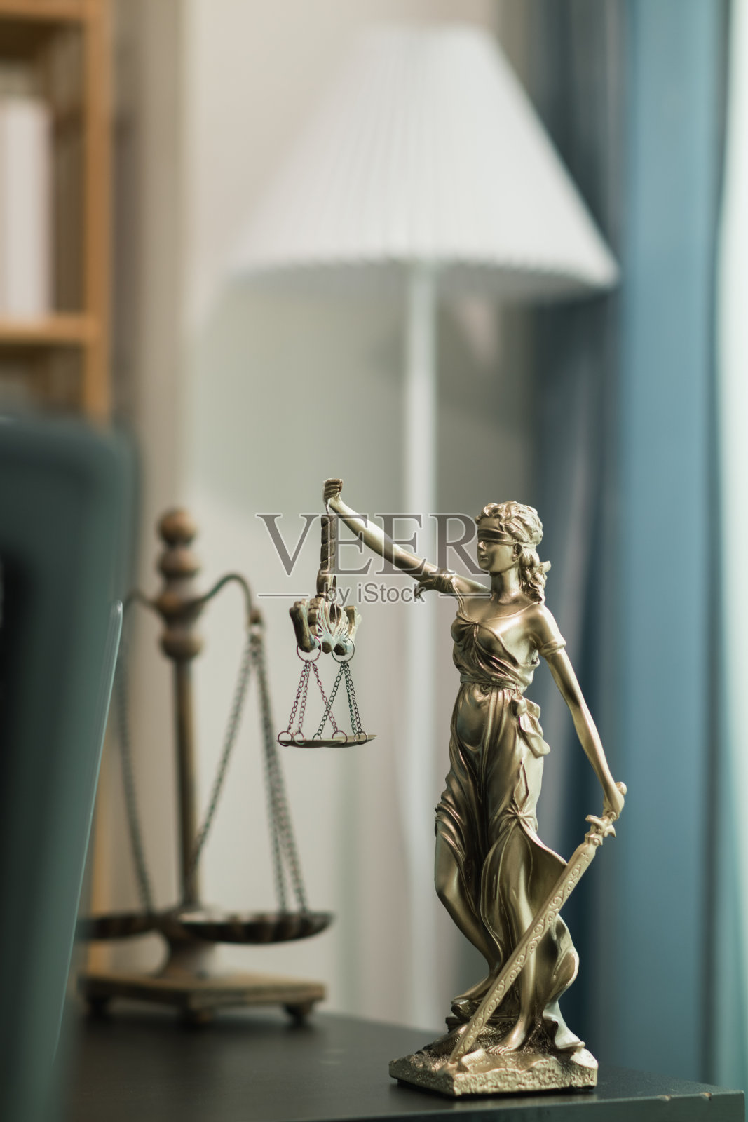 律所以忒弥斯女神雕像作为正义的象征,彰显事实的真实性和公正审判的权力。照片摄影图片