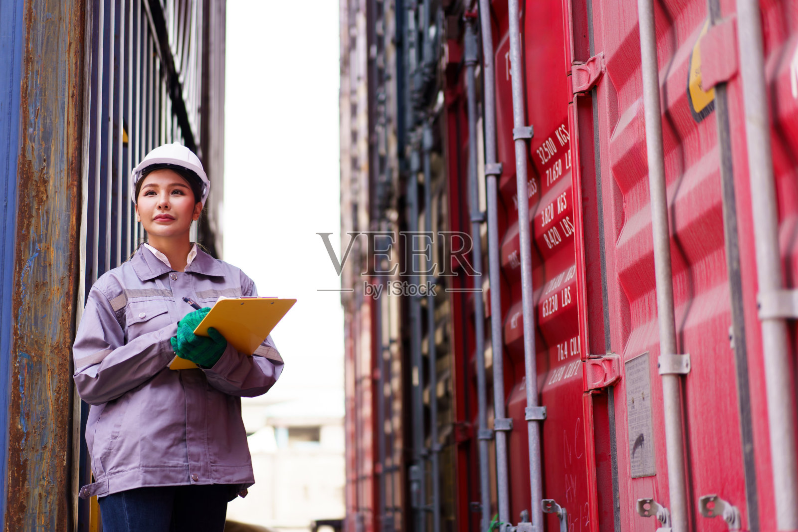 船场女职员在船场检查货柜。照片摄影图片