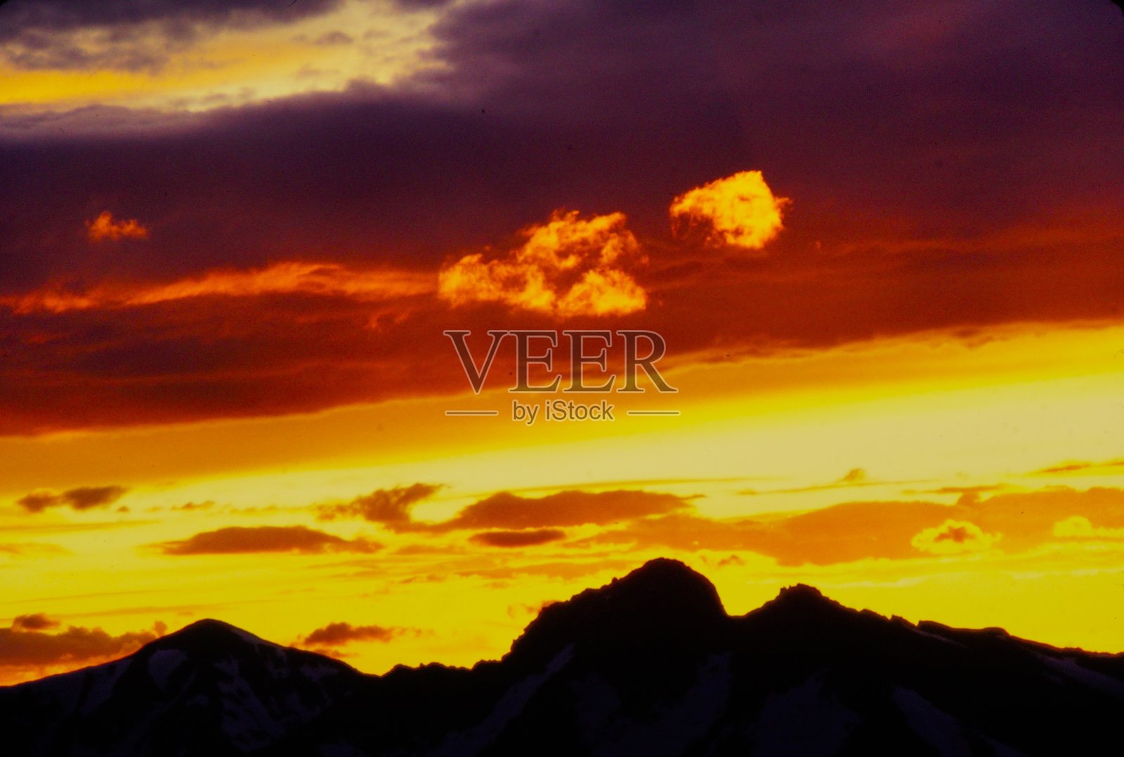 1982年7月,落基山脉科罗拉多大学峰萨瓦奇山脉的日落照片摄影图片