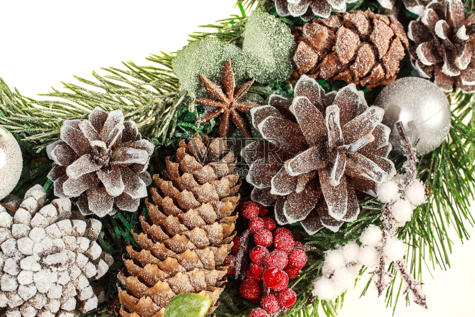 圣诞美丽的装饰冷杉枝,圣诞花环,为节日孤立的白色背景装饰照片摄影图片