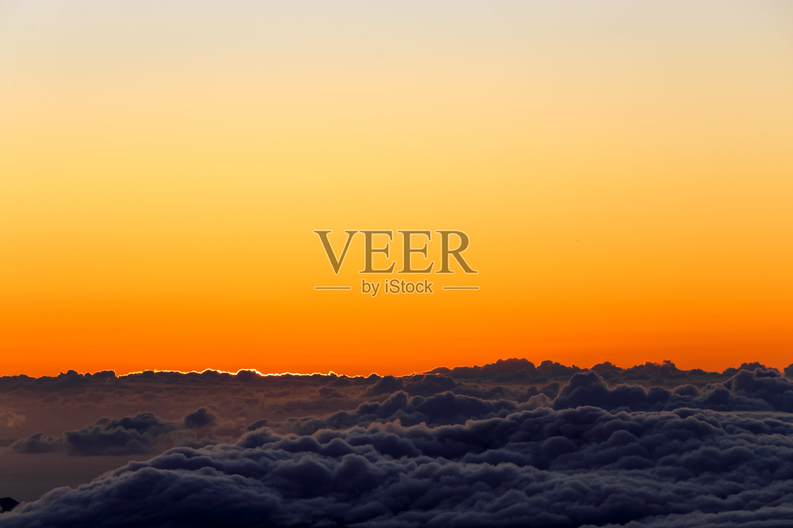 毛伊岛哈雷阿卡拉壮丽的日落照片摄影图片