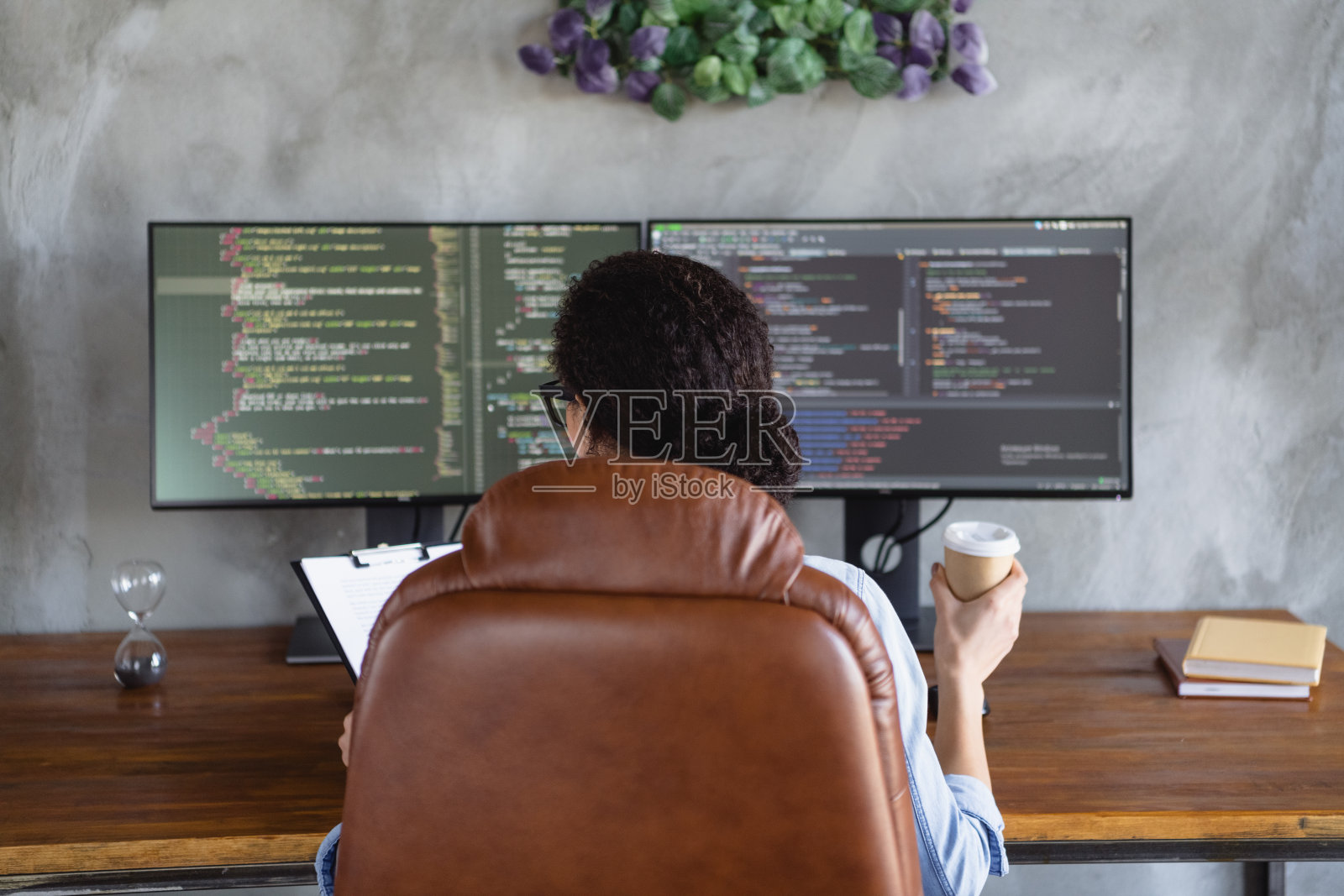 年轻女孩的后照专业黑客拿咖啡剪贴板阁楼室内现代办公室室内照片摄影图片